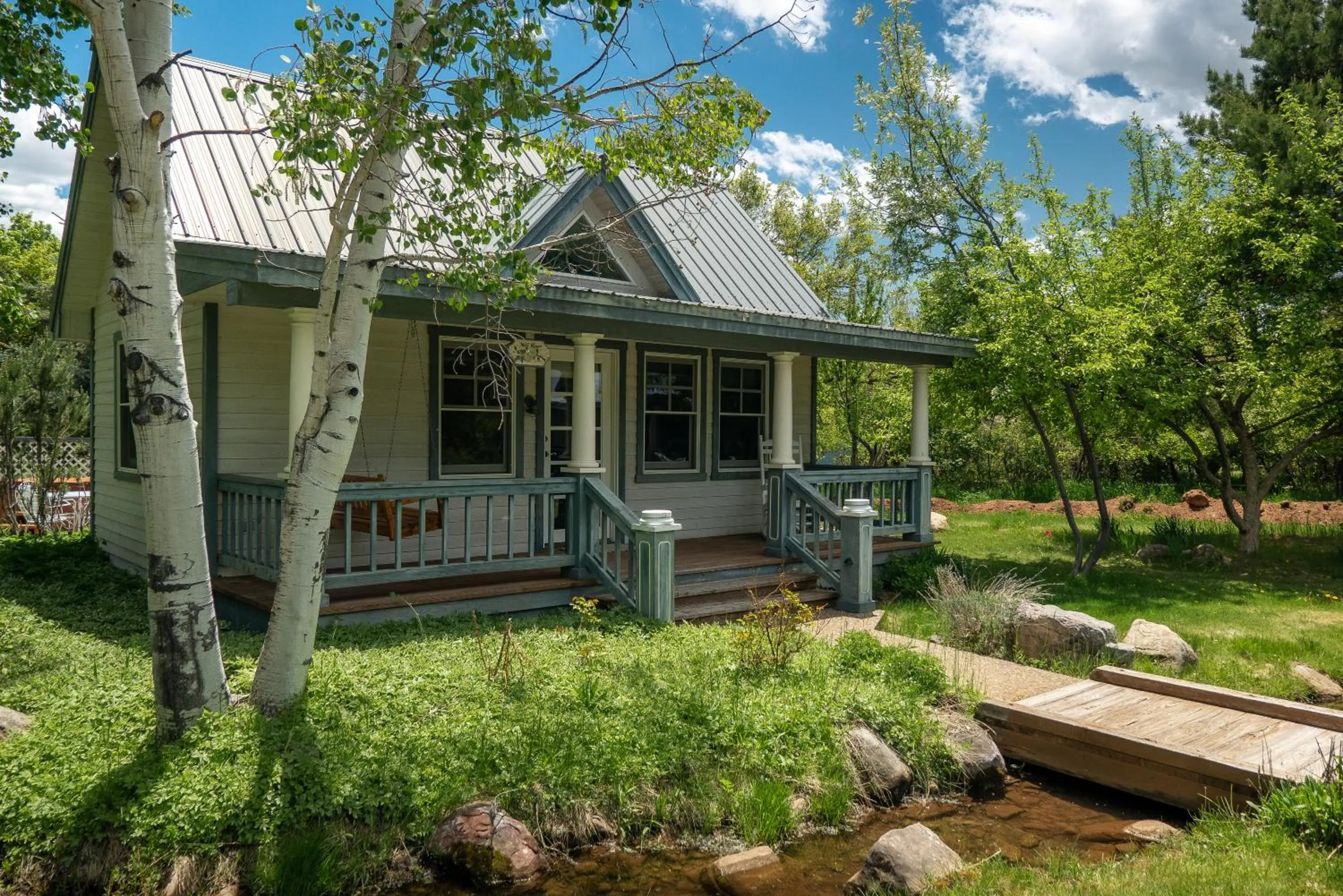 Property building in Apple Orchard Inn