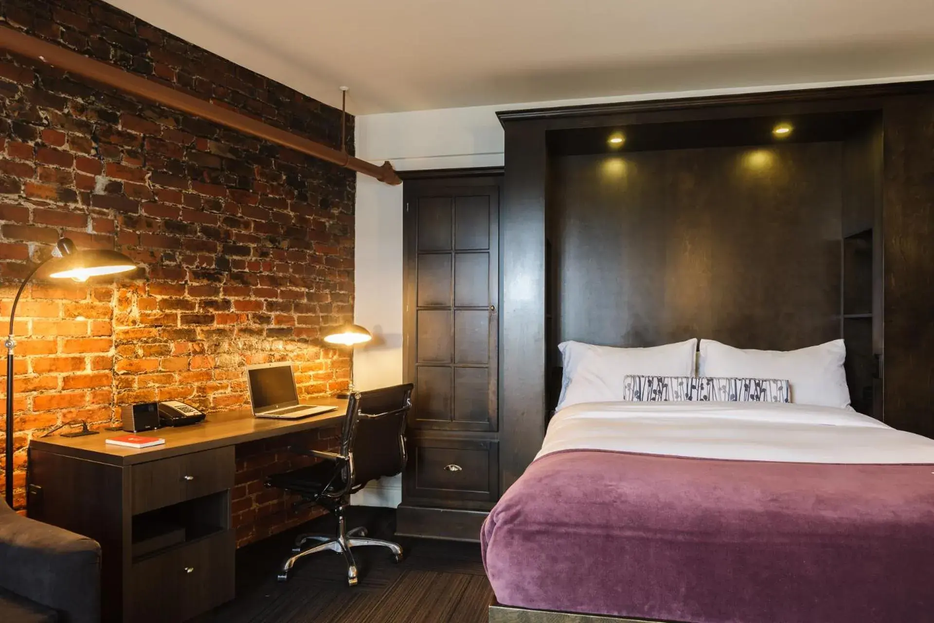 Classic Queen Room in Hôtel des Coutellier Classic Queen Room in Hôtel des Coutellier