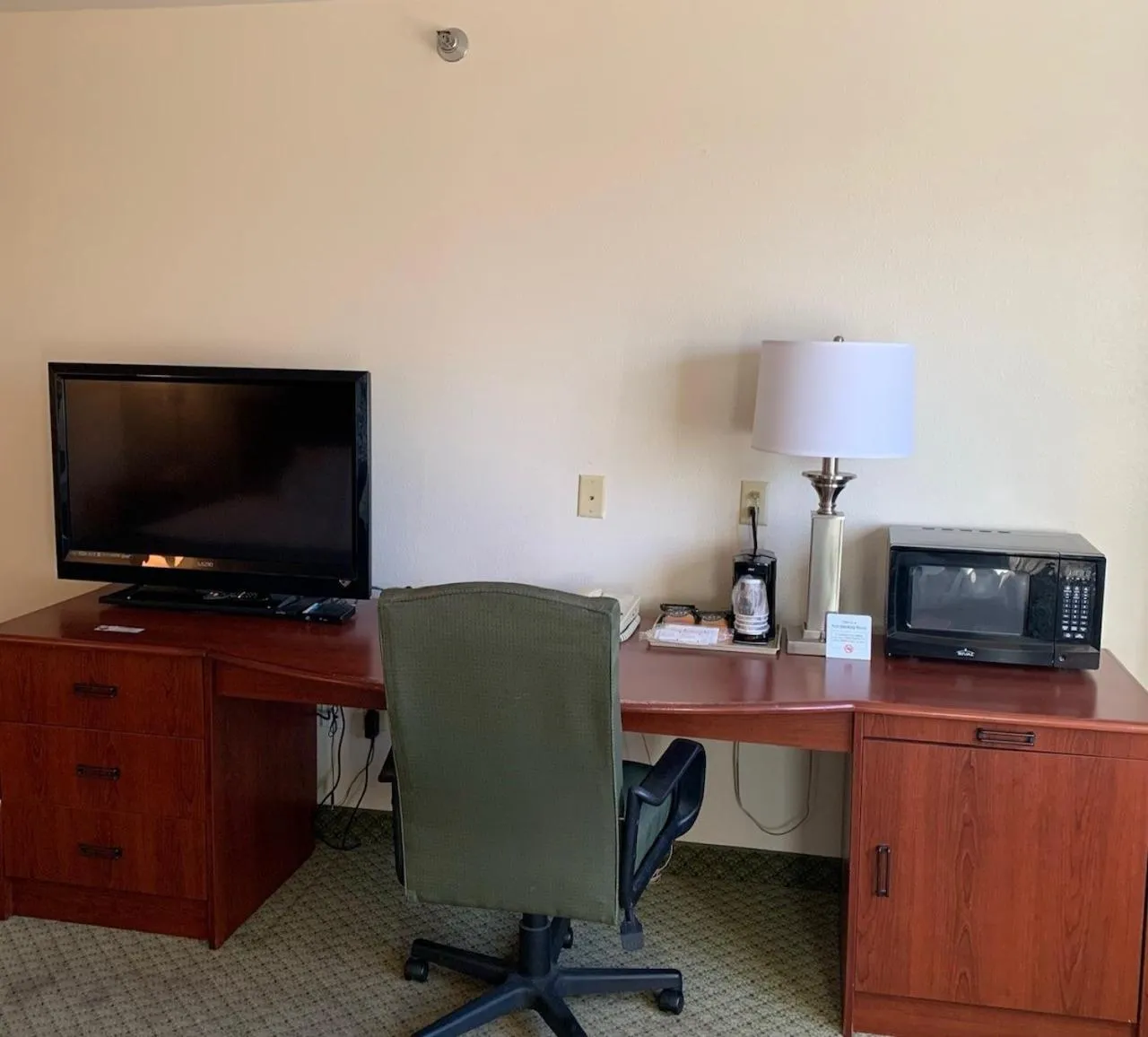 TV and multimedia in GrandStay Hotel & Suites Becker