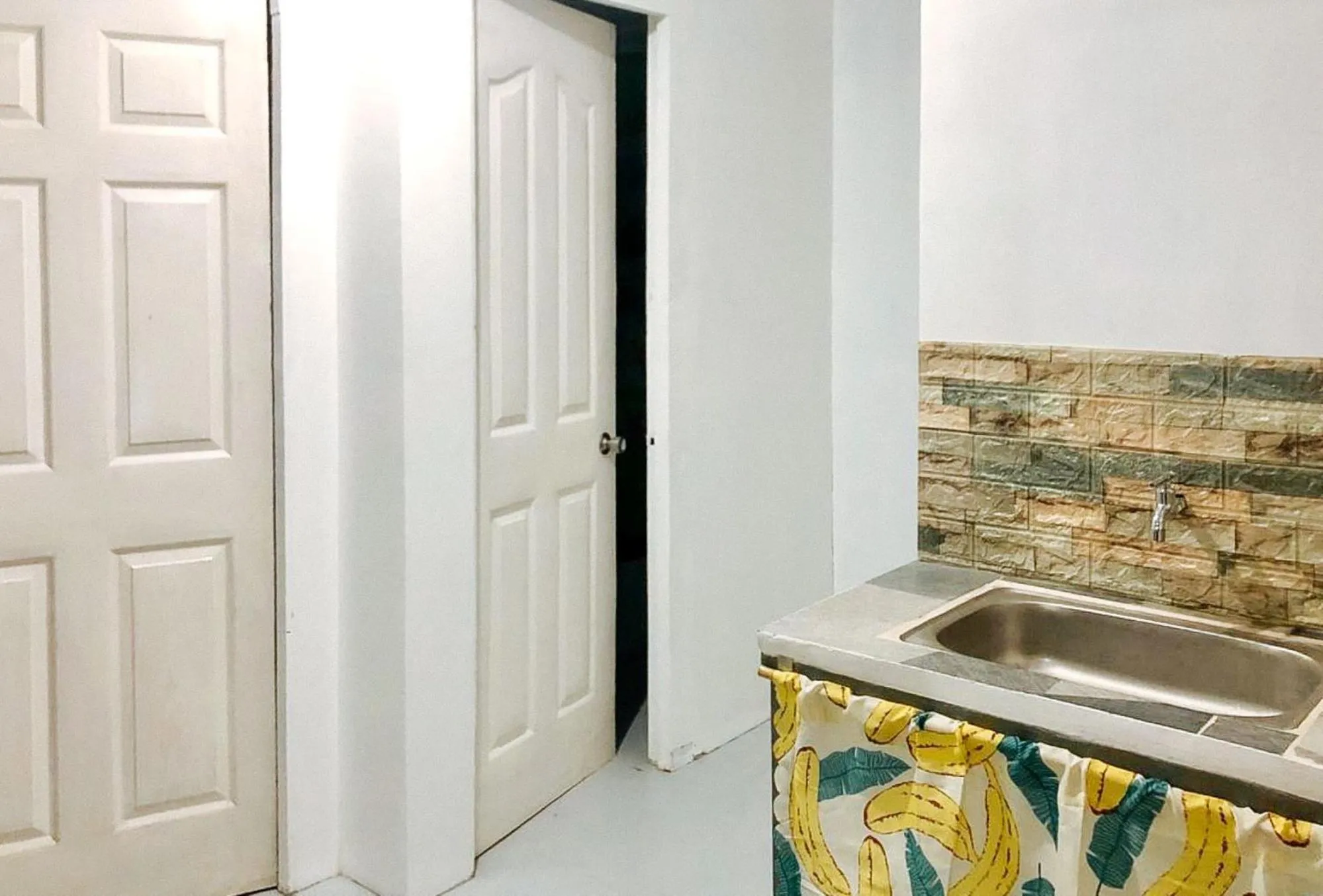 Kitchen or kitchenette in RedDoorz Hostel at Deomar Hometel & Farm Cafe Vigan Ilocos