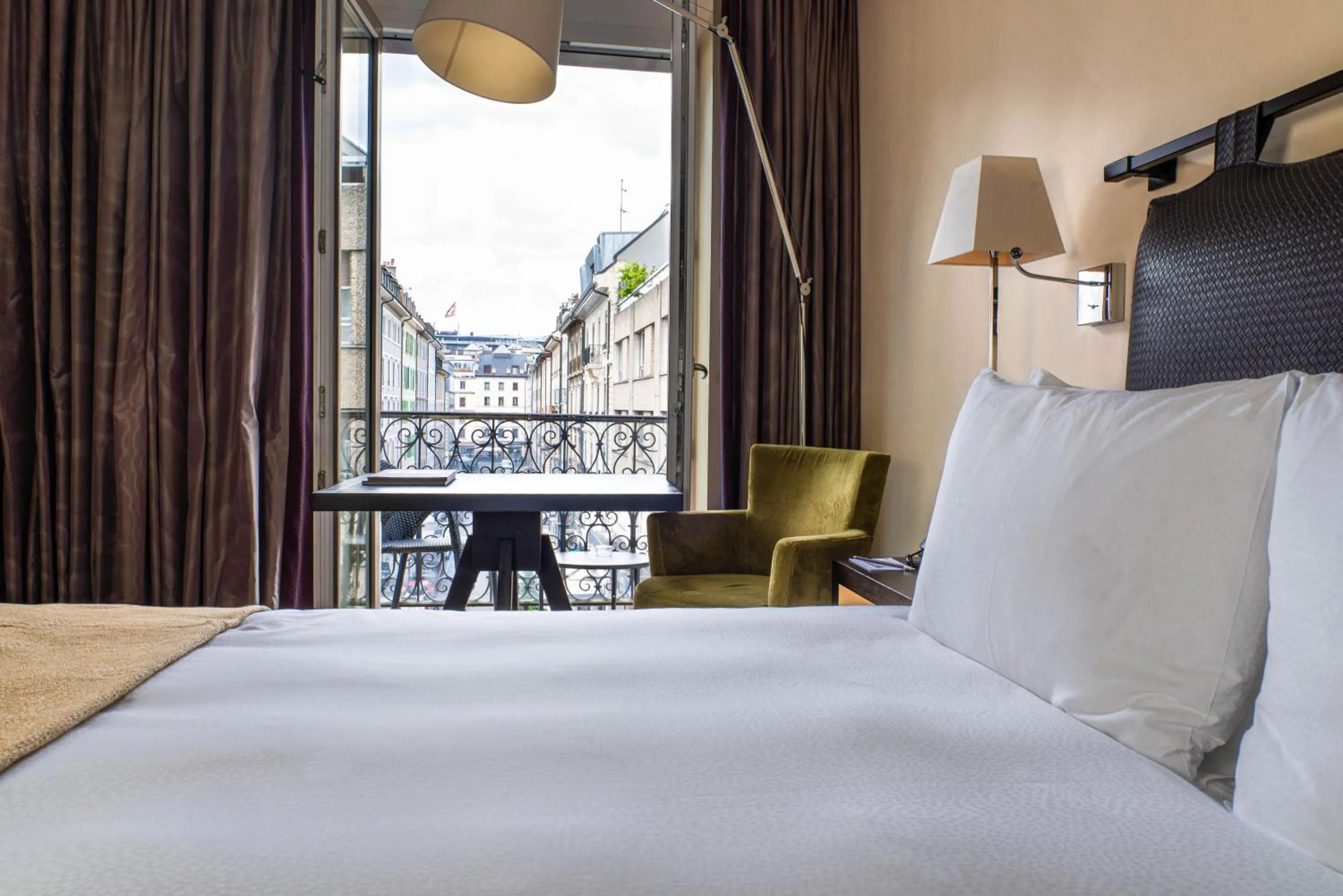 Bed in Eastwest Hôtel by Malone