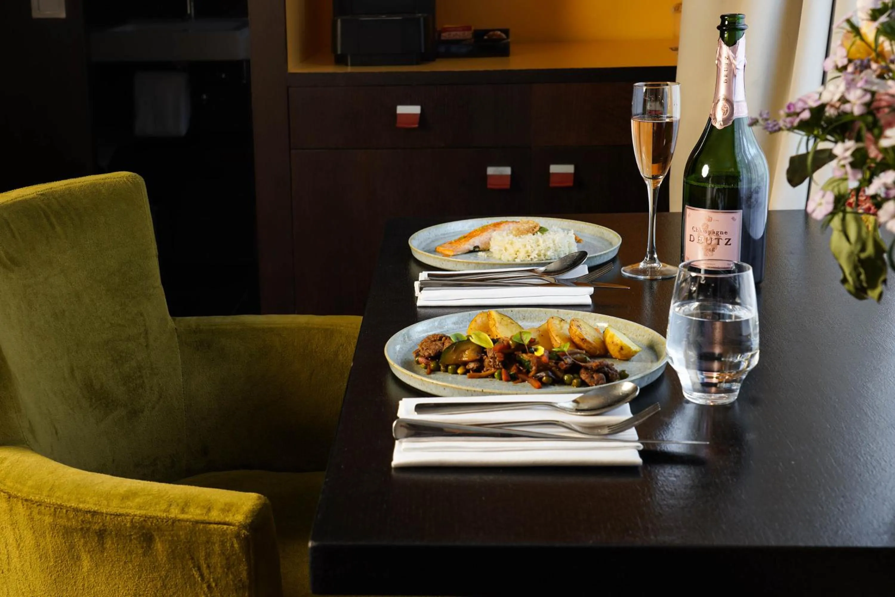 Restaurant/places to eat in Eastwest Hôtel by Malone