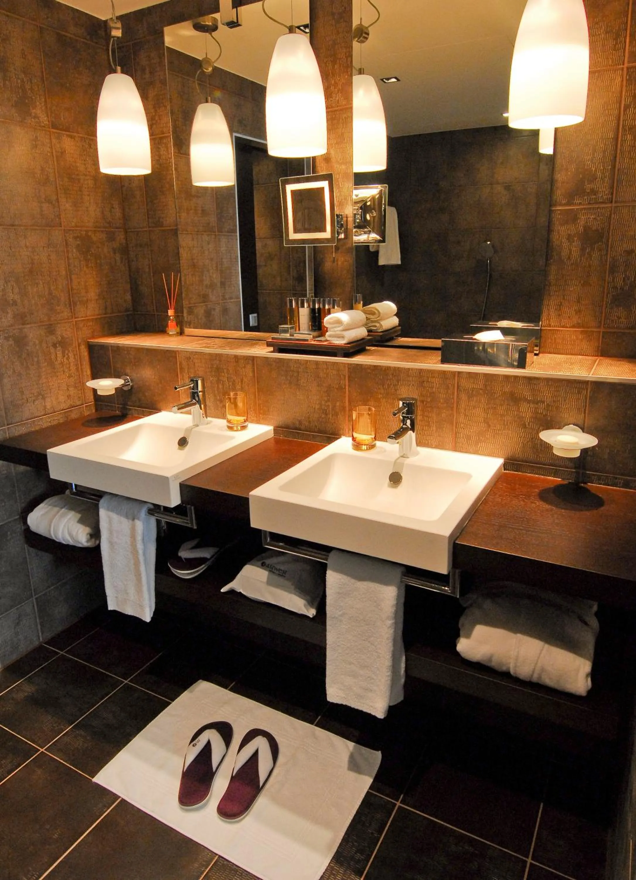 Bathroom in Eastwest Hôtel by Malone