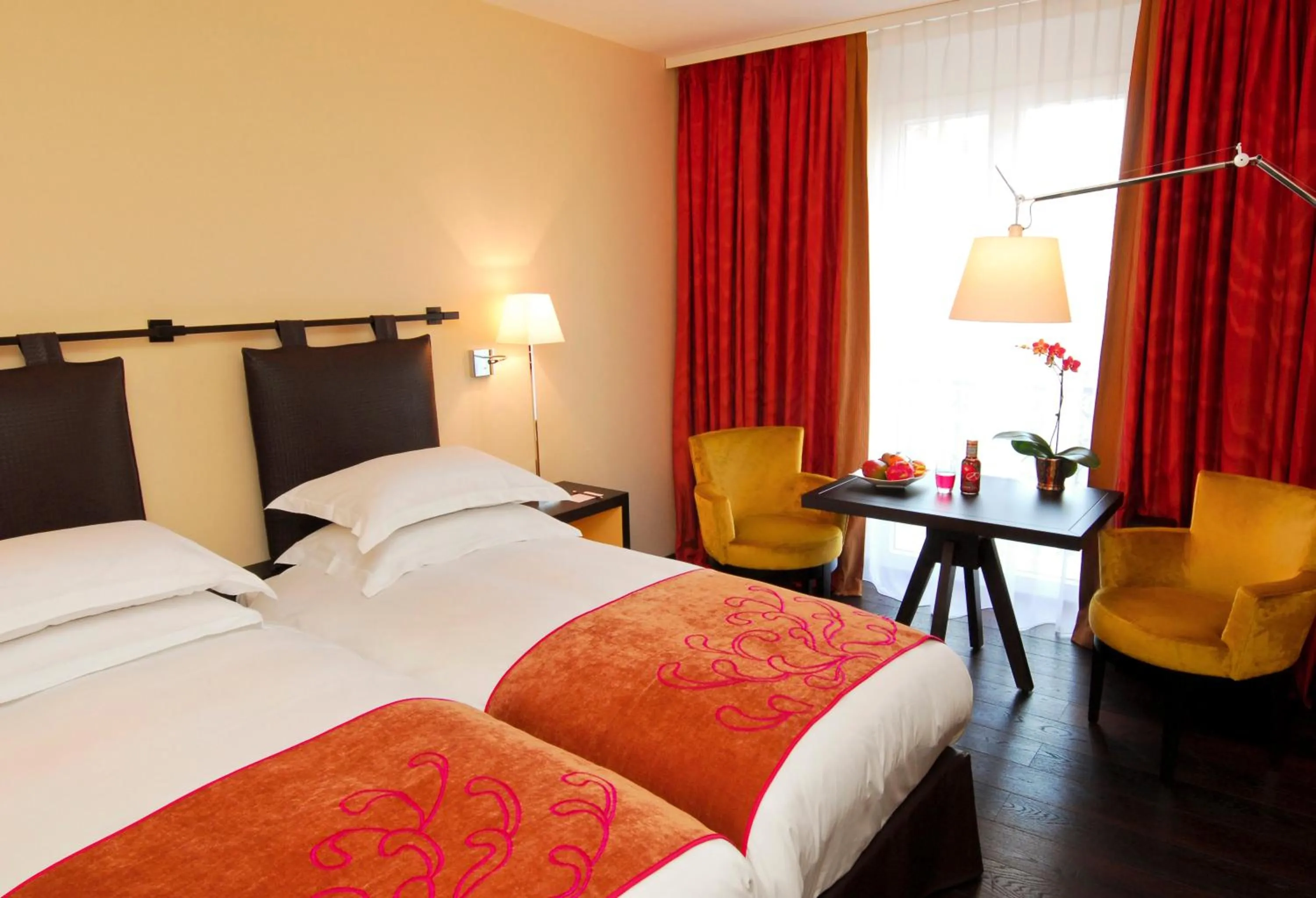 Bed in Eastwest Hôtel by Malone