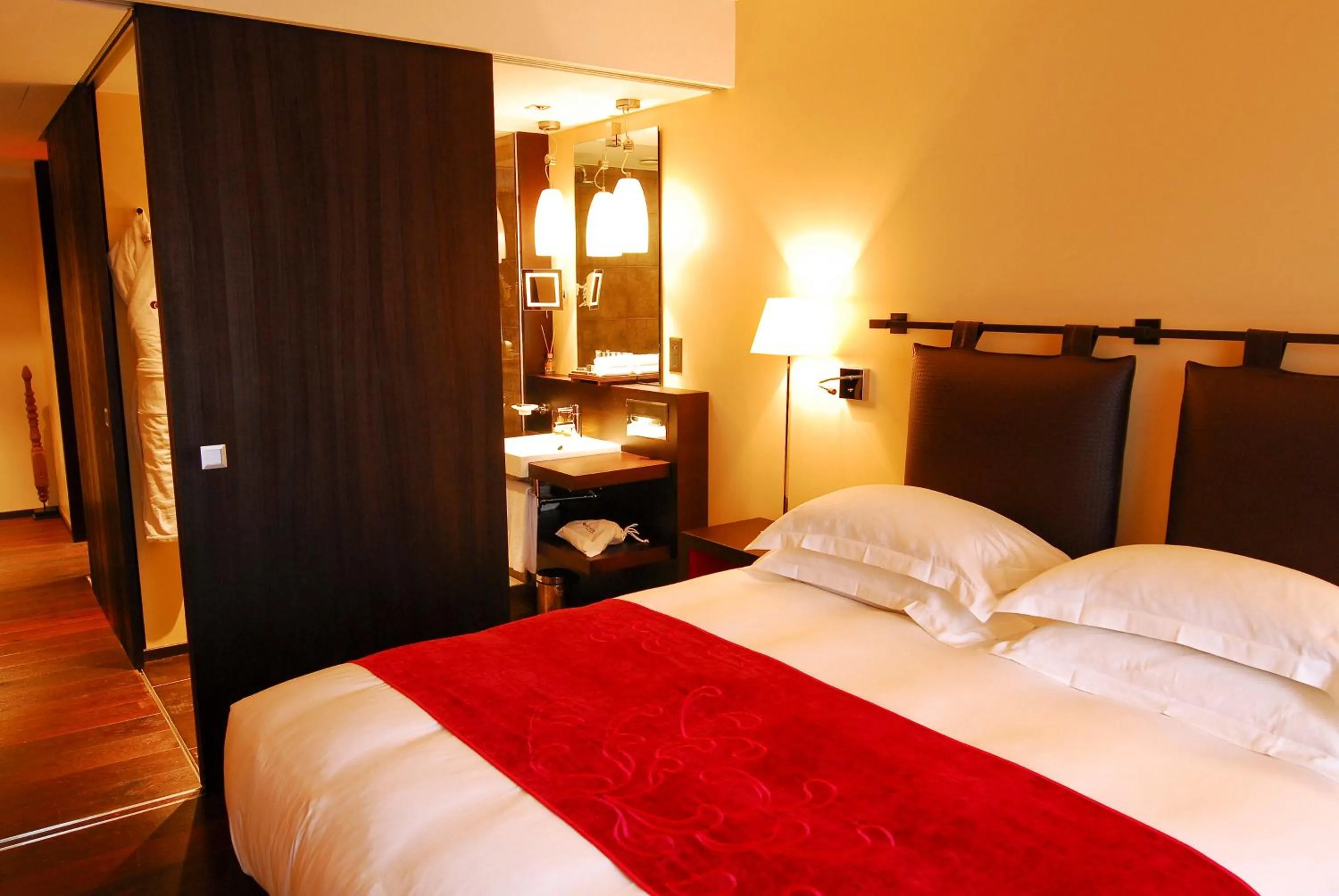 Bed in Eastwest Hôtel by Malone