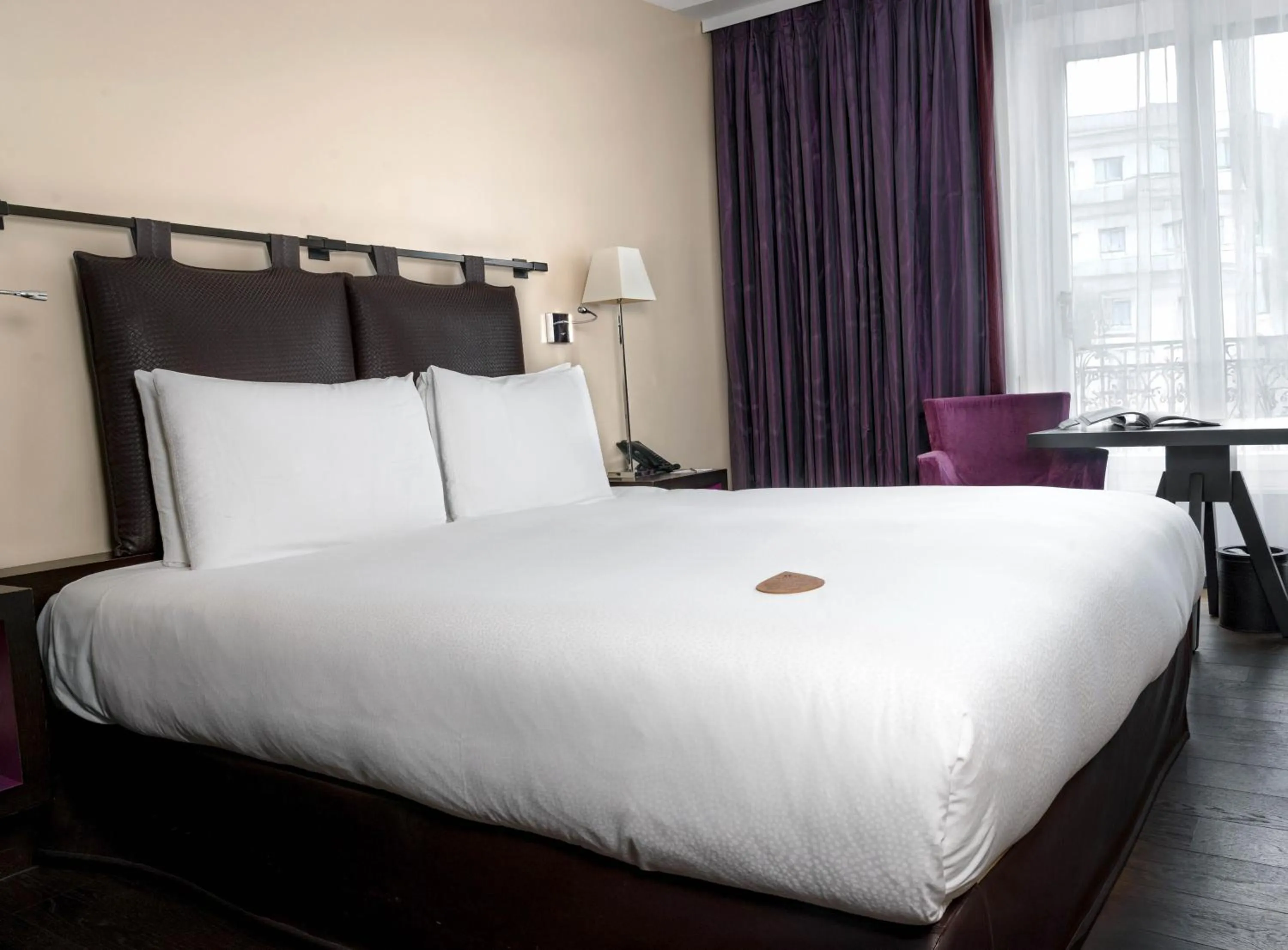 Bed in Eastwest Hôtel by Malone