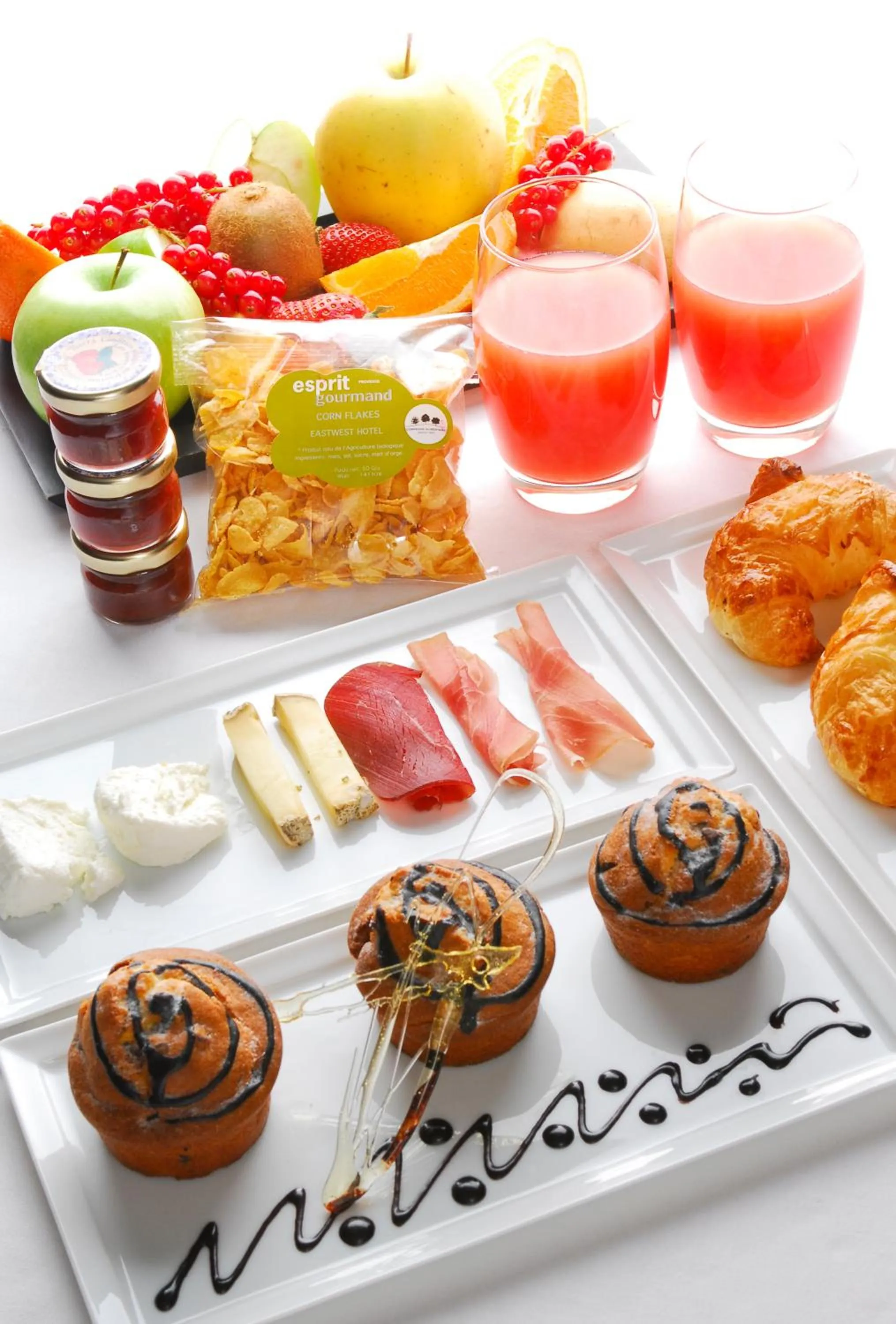 Food and drinks in Eastwest Hôtel by Malone