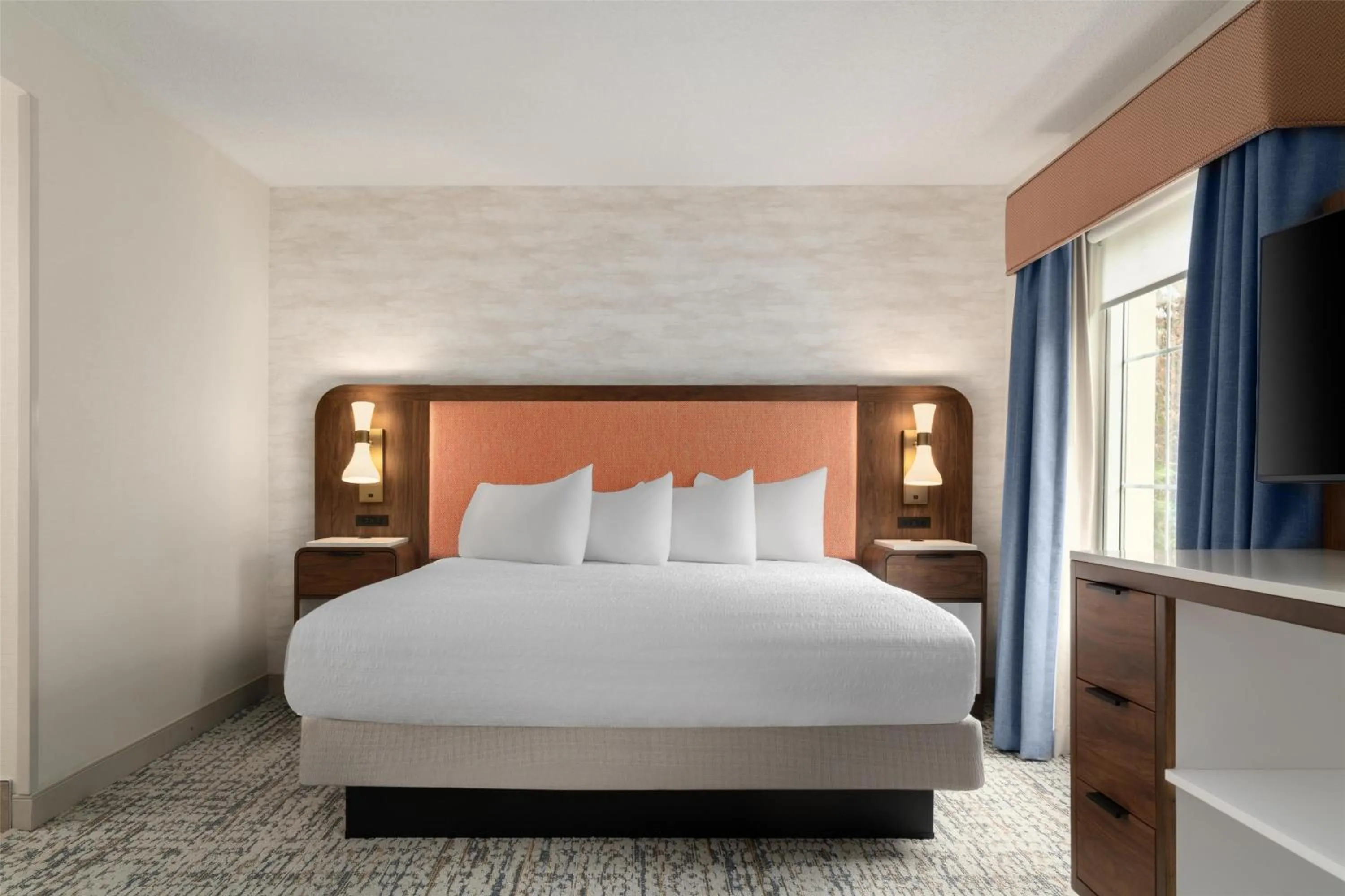 Bed in Hampton Inn & Suites Middletown