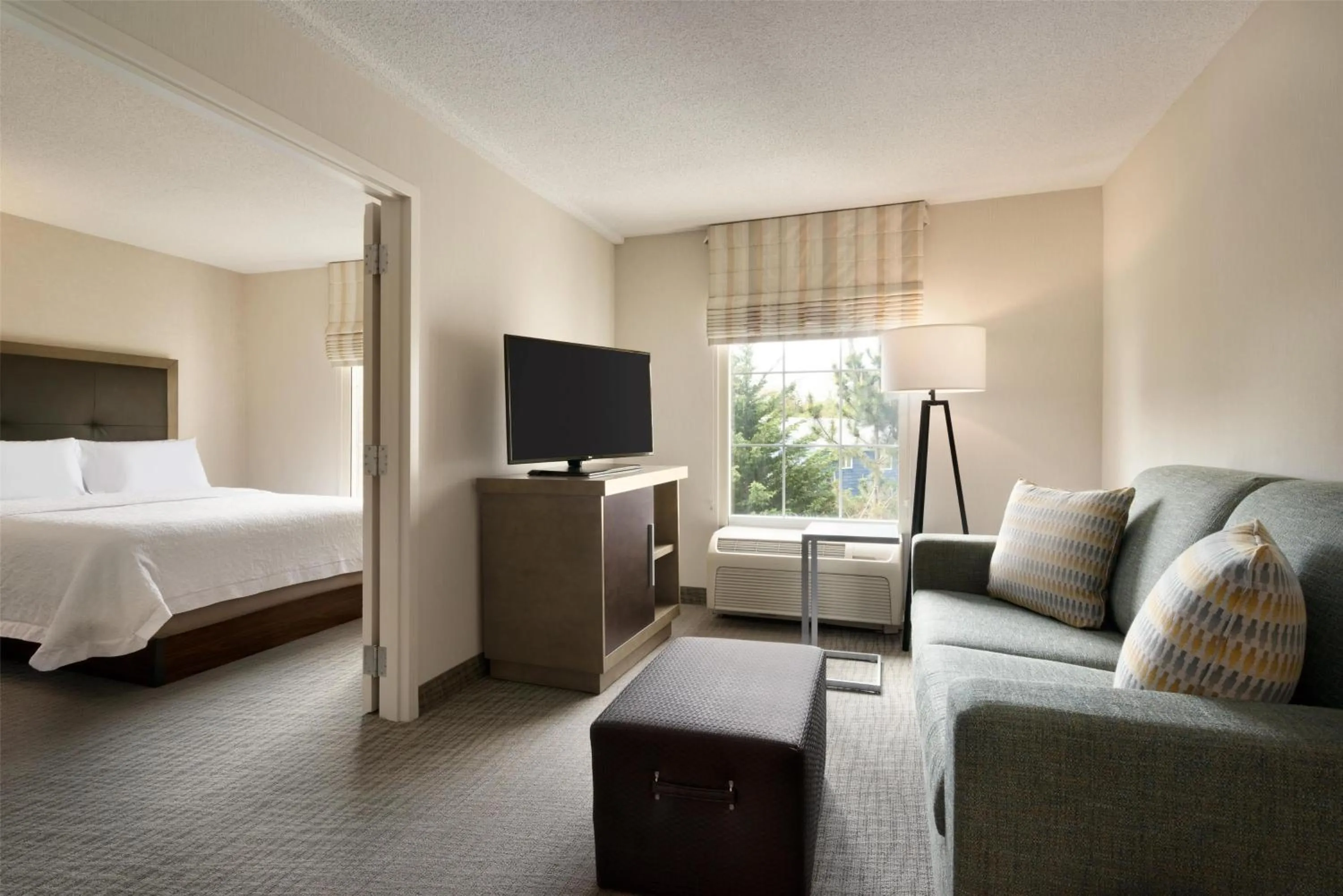 Bedroom, Bed in Hampton Inn & Suites Middletown