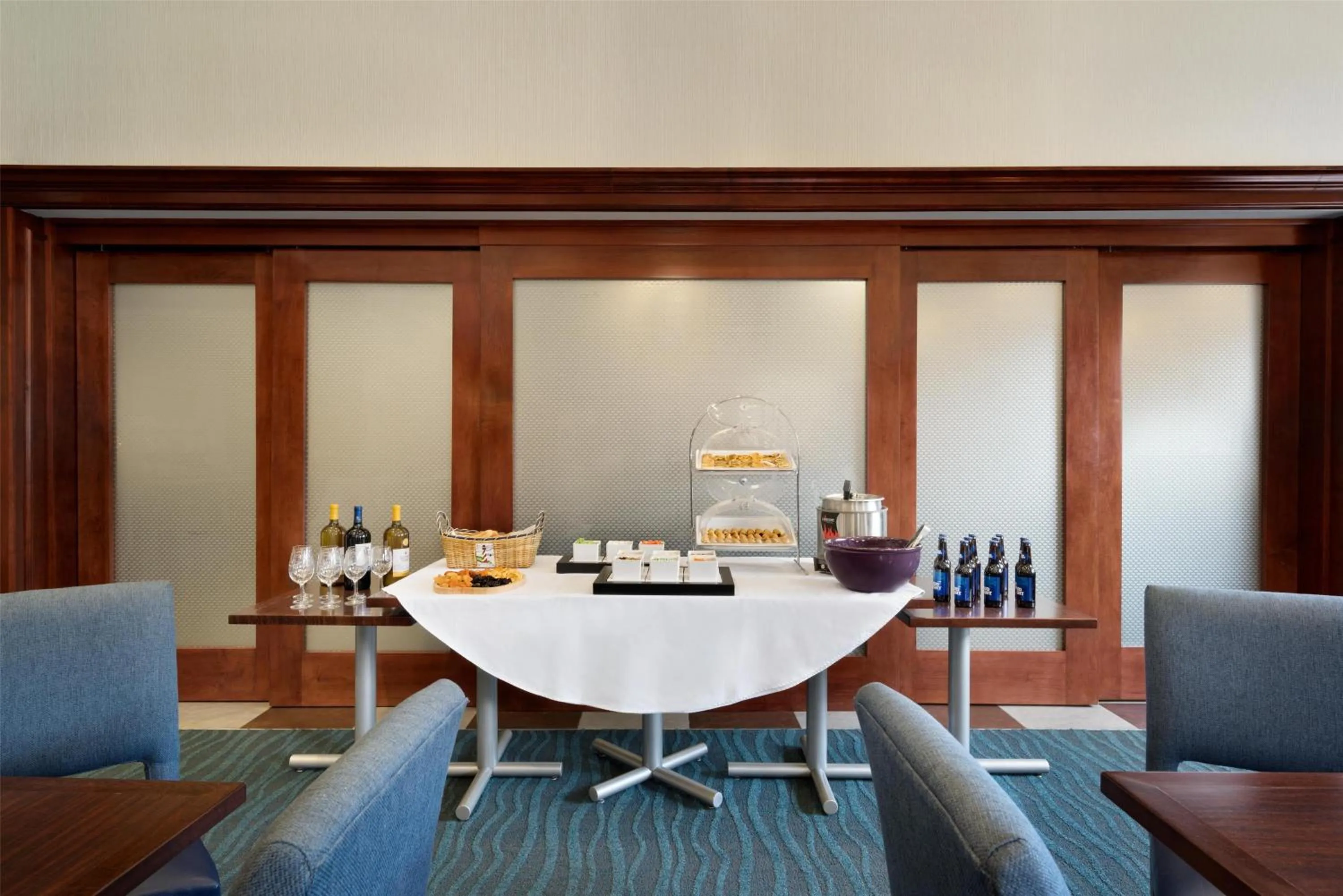 Dining area in Hampton Inn & Suites Middletown