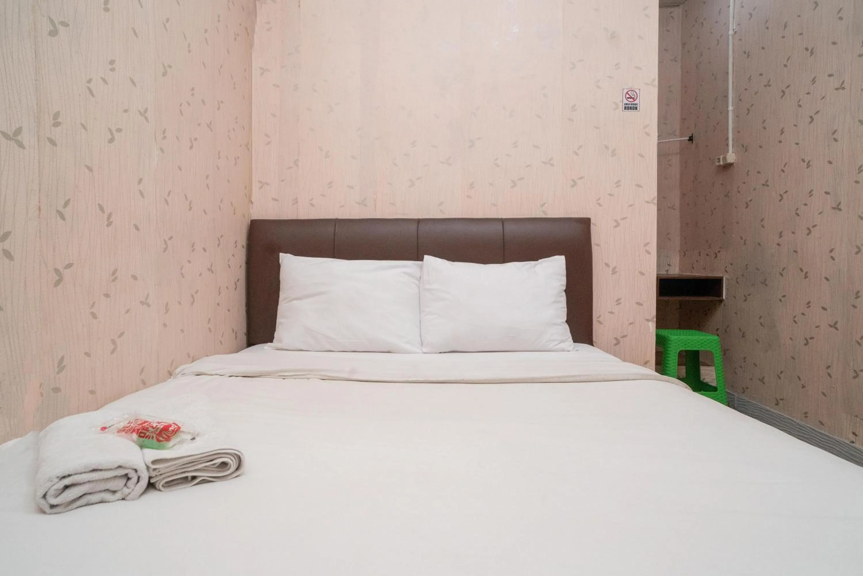 Bed in RedDoorz @ Tanjung Sari Surabaya