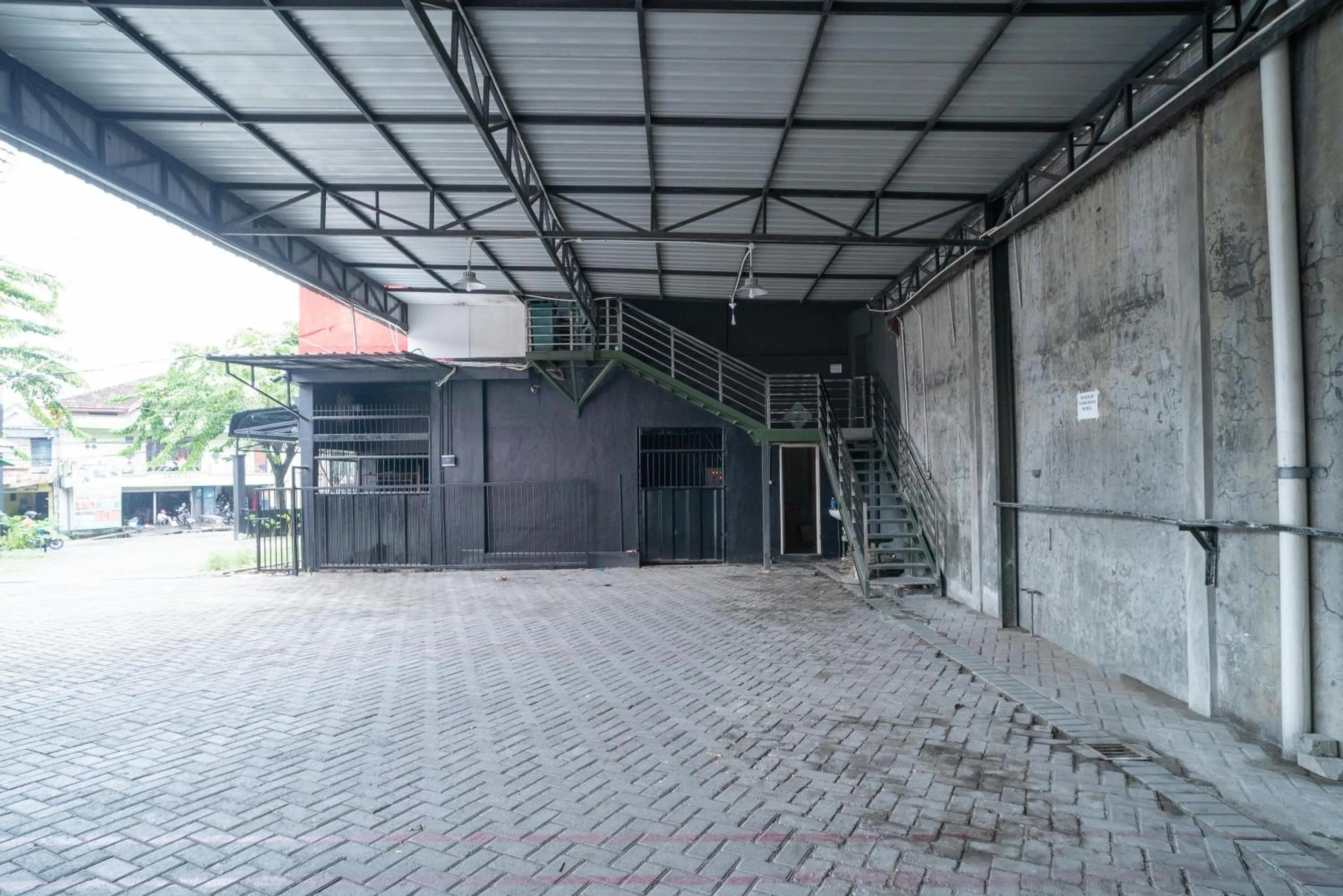 Parking in RedDoorz @ Tanjung Sari Surabaya