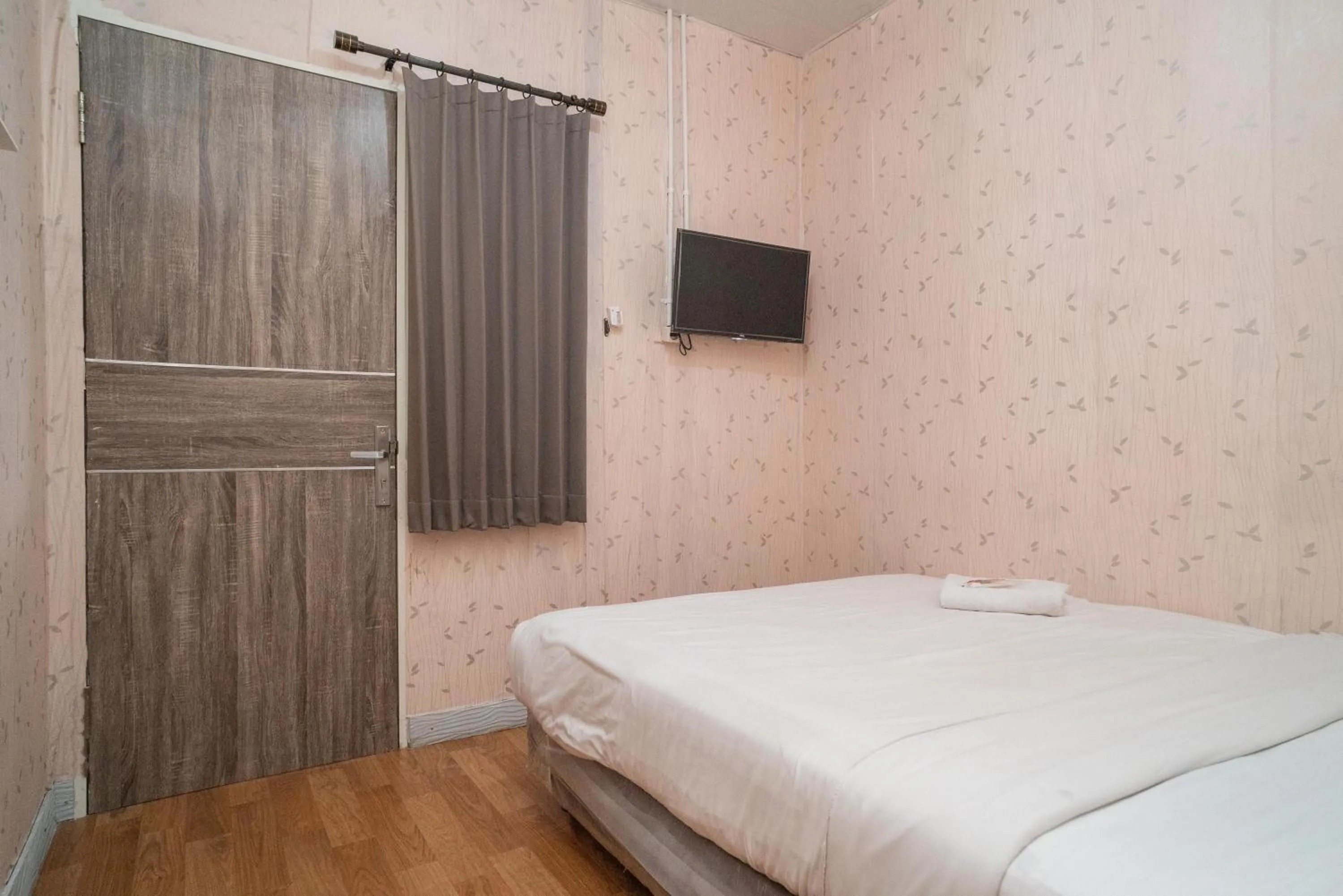 Bed in RedDoorz @ Tanjung Sari Surabaya