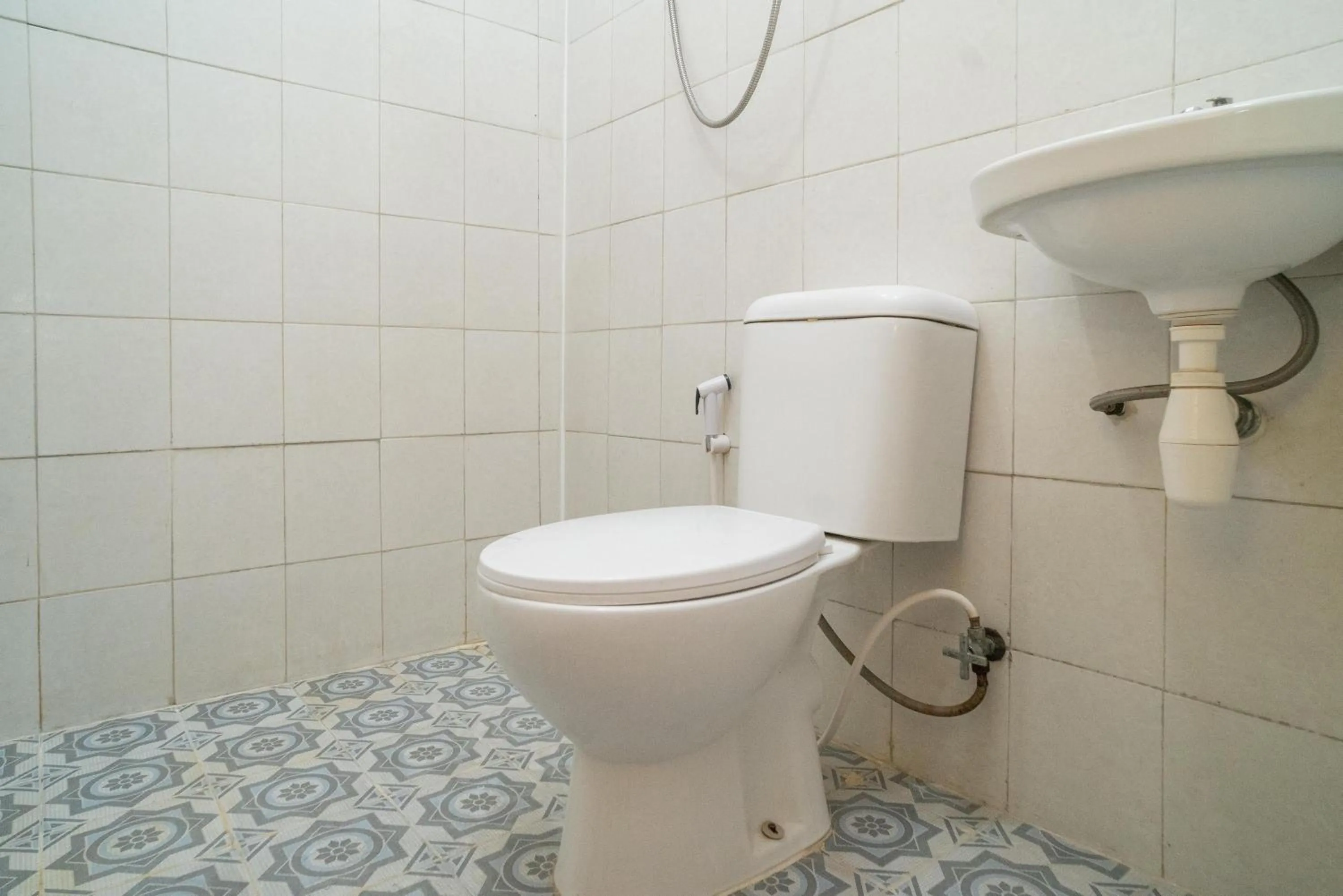 Toilet in RedDoorz @ Tanjung Sari Surabaya