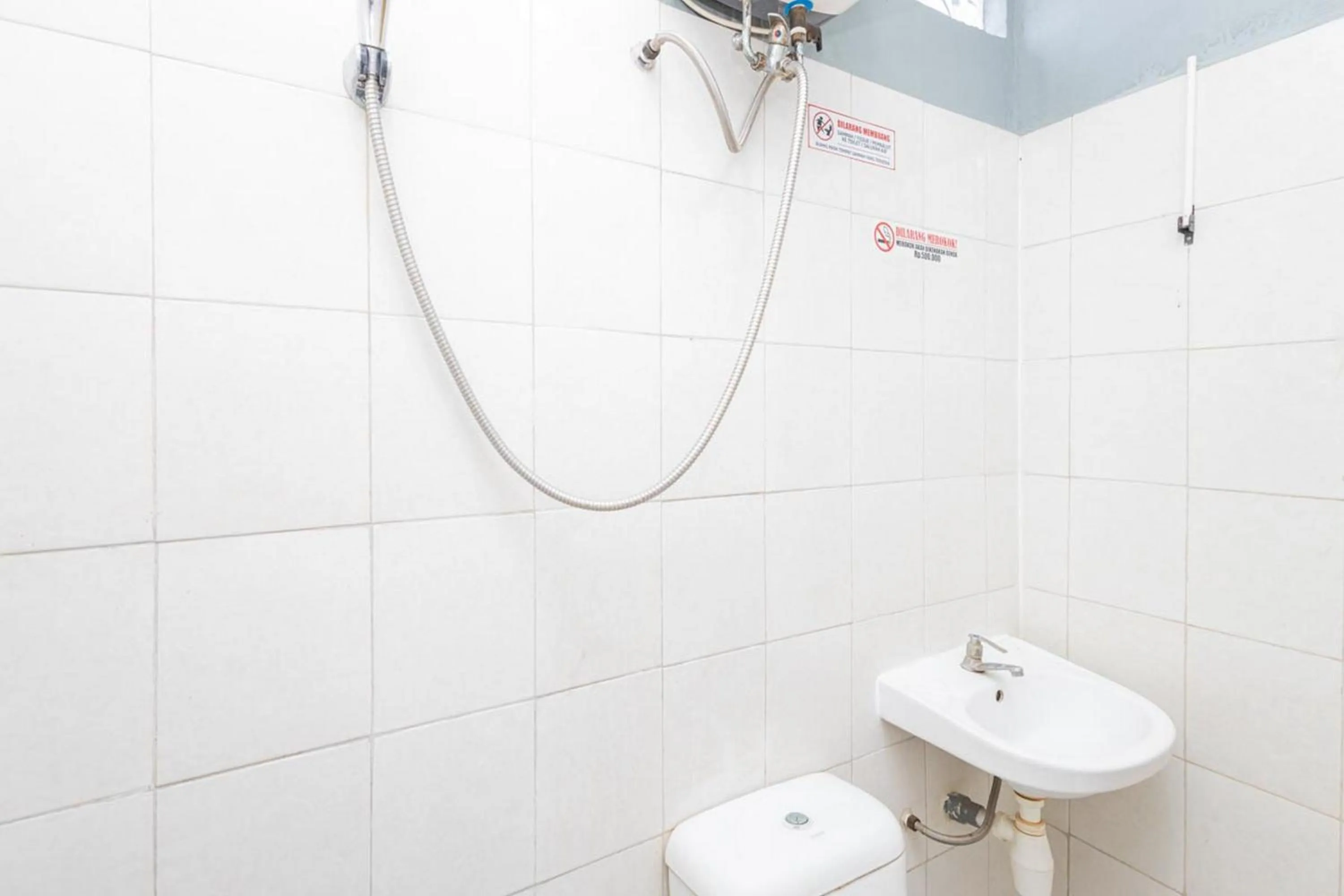 Shower in RedDoorz @ Tanjung Sari Surabaya