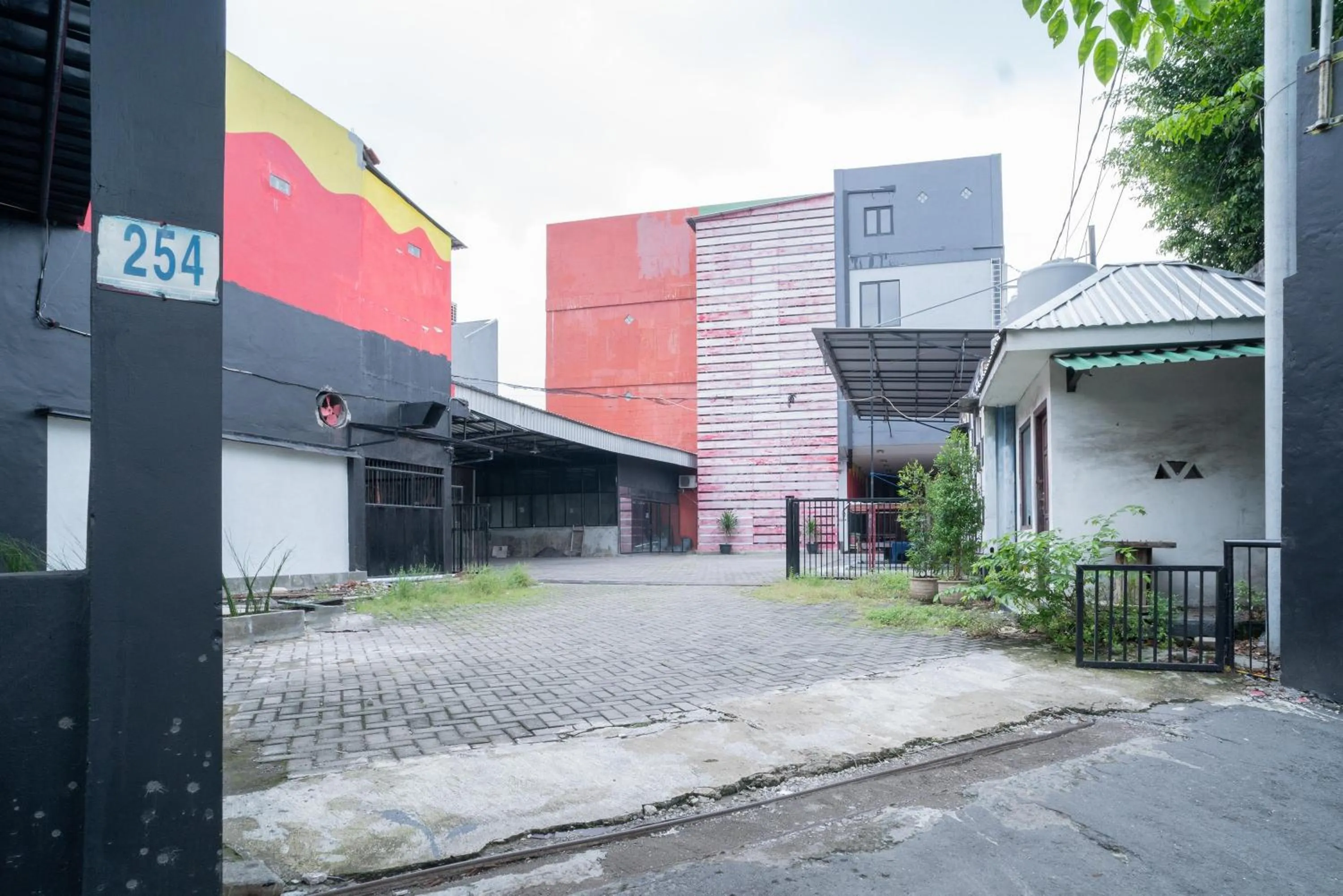 Property building in RedDoorz @ Tanjung Sari Surabaya