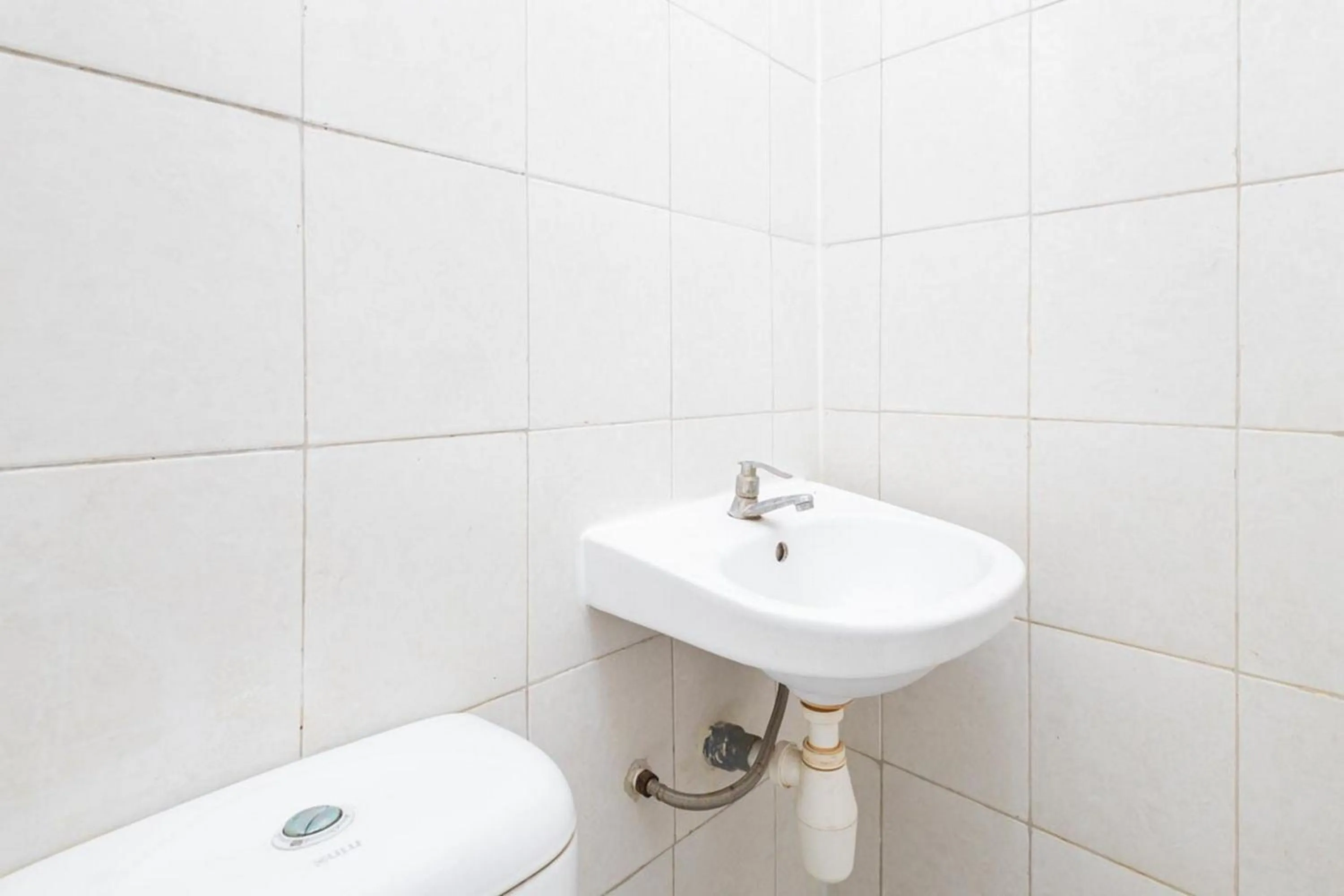 Toilet in RedDoorz @ Tanjung Sari Surabaya