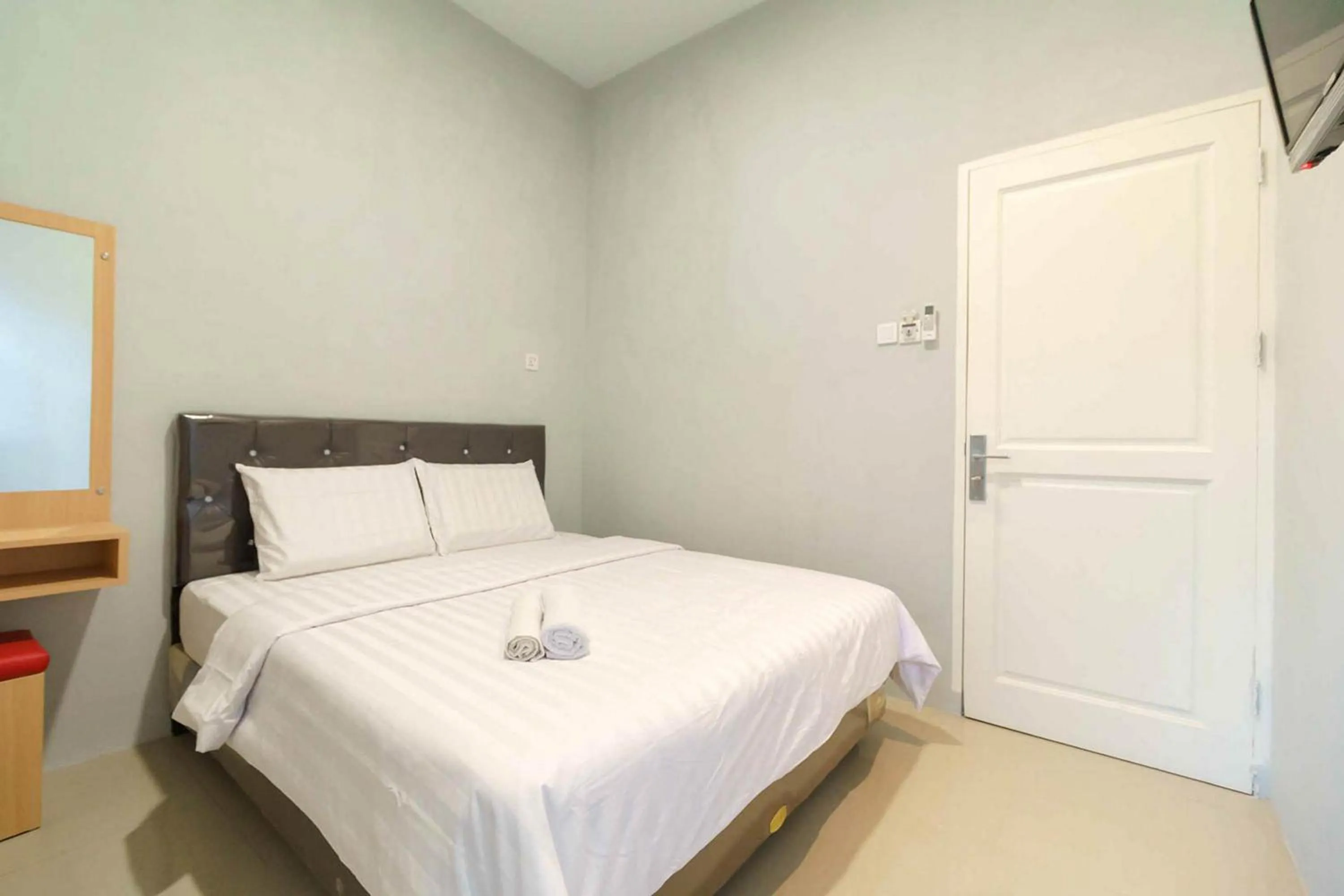 Bathroom, Bed in Homestay E Rahayu Anyer RedPartner