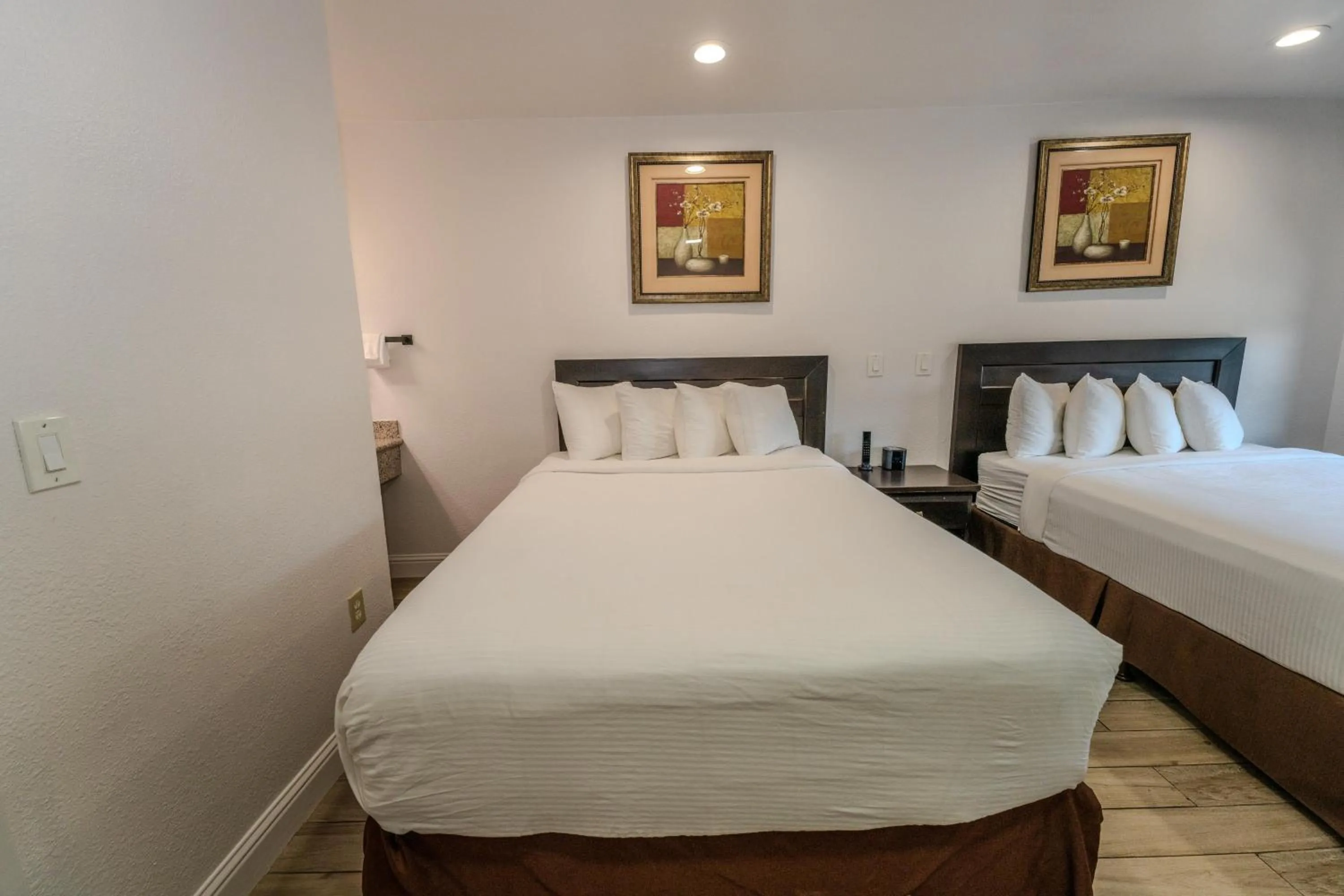 Bed in Monterey Surf Inn