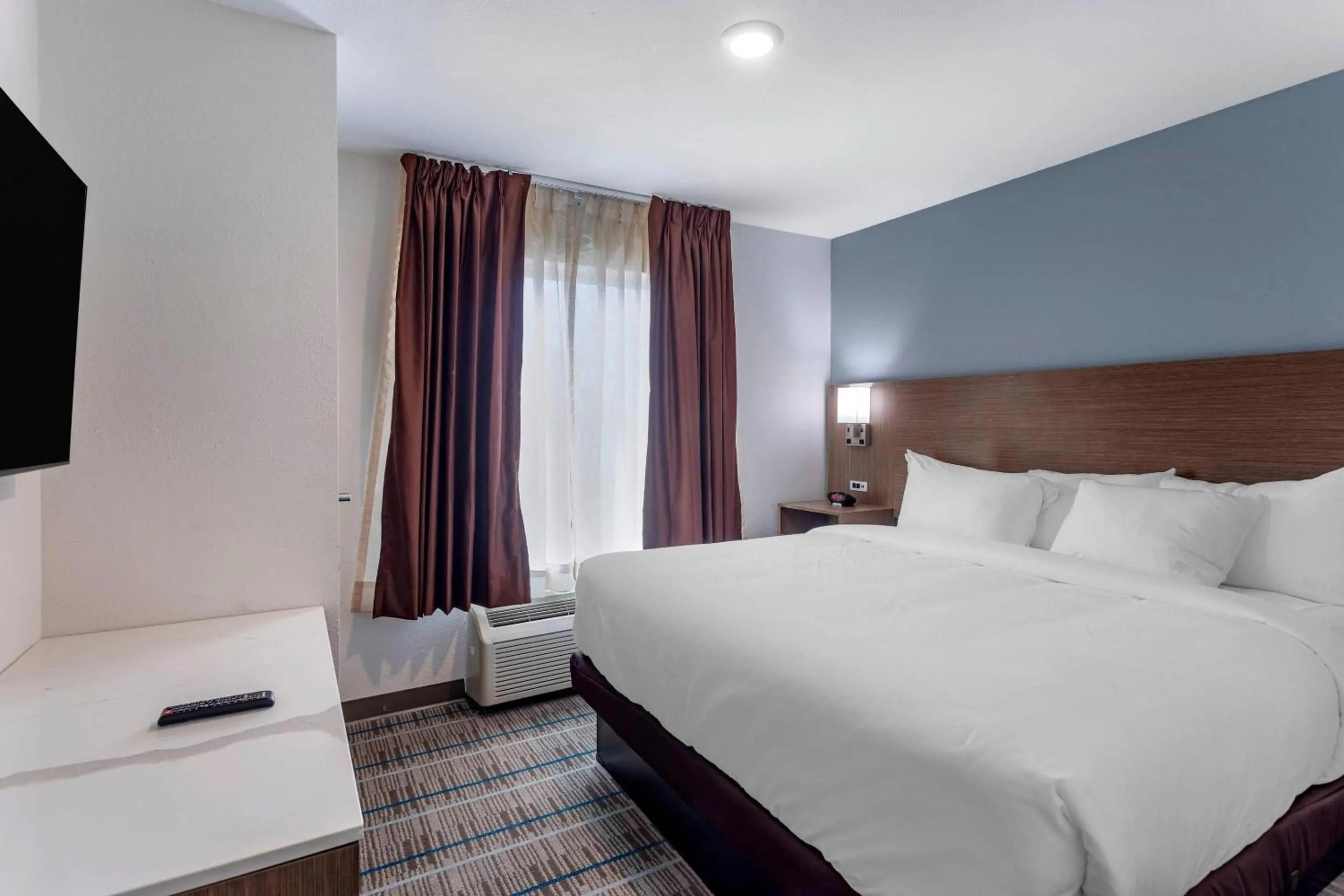 Bedroom in MainStay Suites Lebanon - Nashville Area