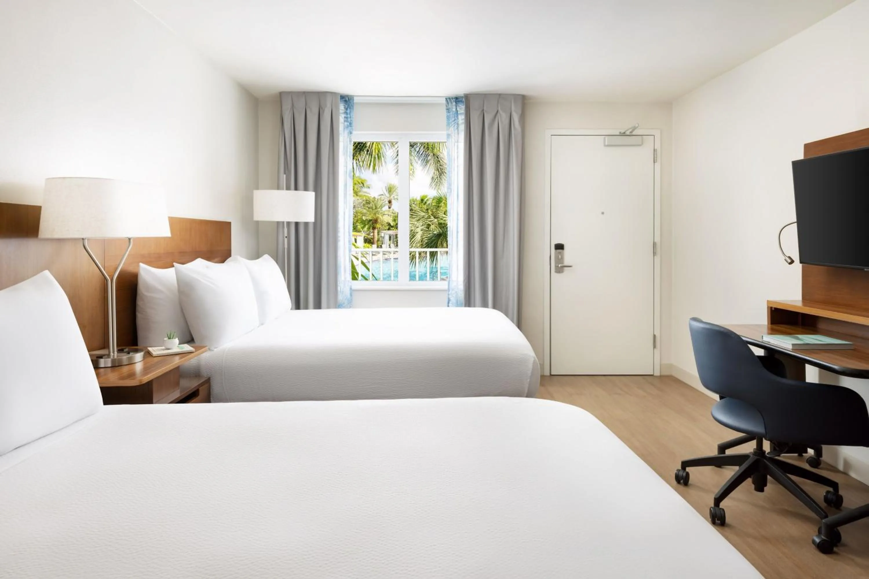 Swimming pool, Bed in Fairfield by Marriott Inn & Suites Key West at The Keys Collection