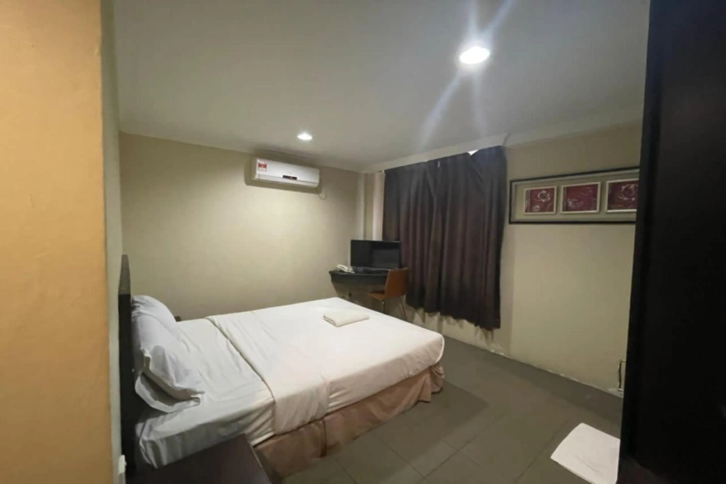 Bedroom, Bed in OYO 90411 Perdana Hotel Labuan