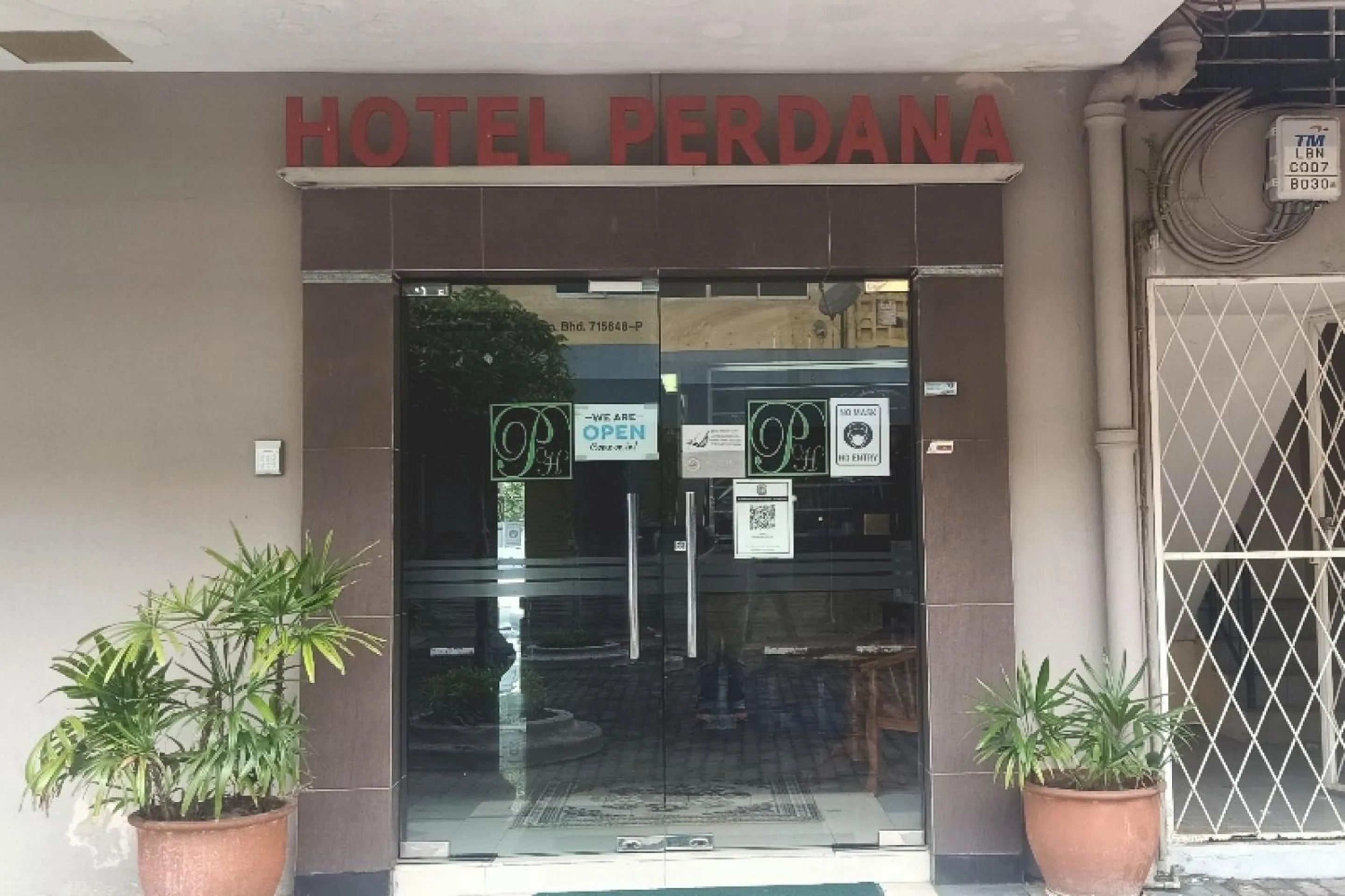 Facade/entrance in OYO 90411 Perdana Hotel Labuan