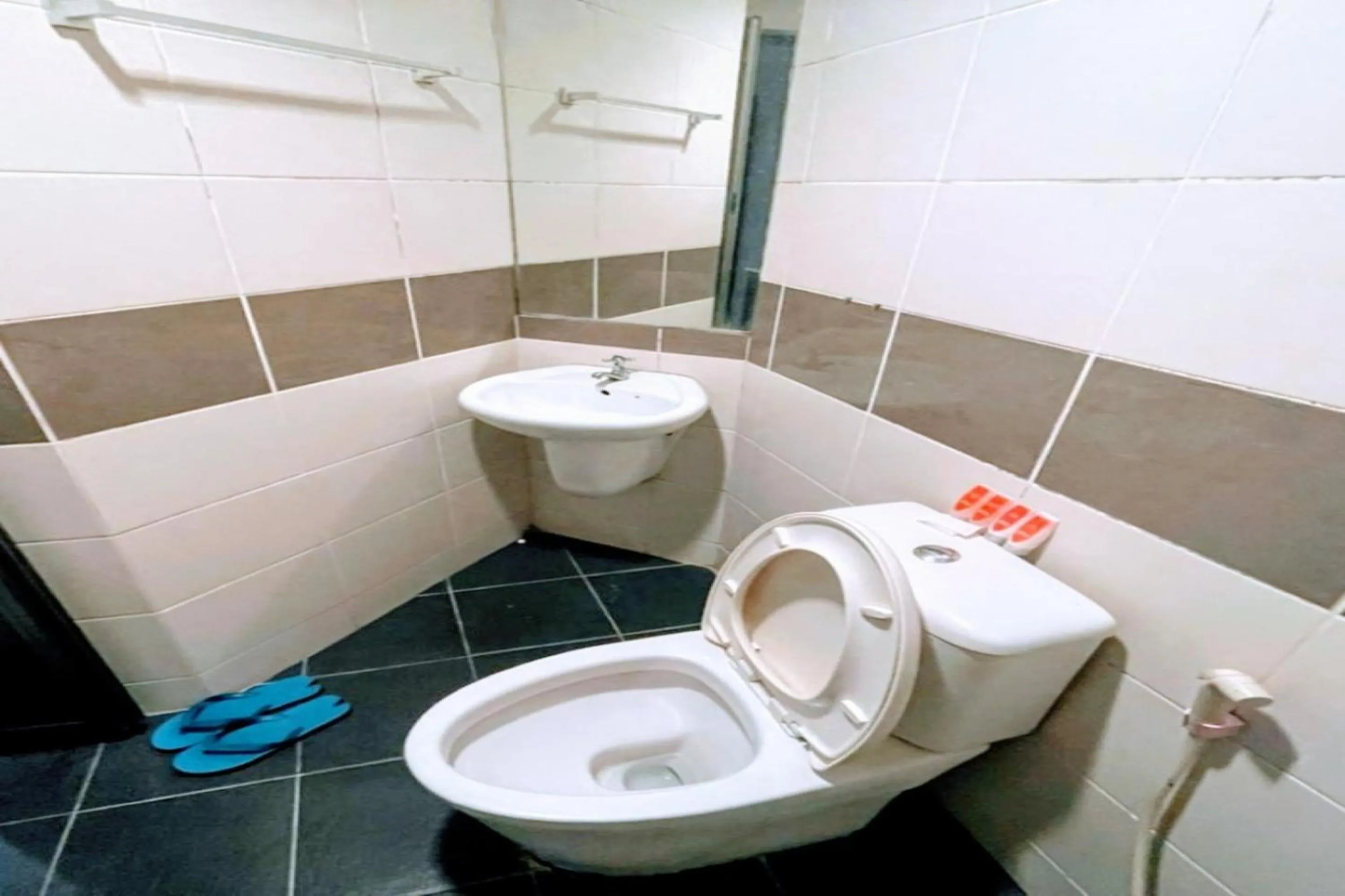 Bathroom in OYO 90411 Perdana Hotel Labuan