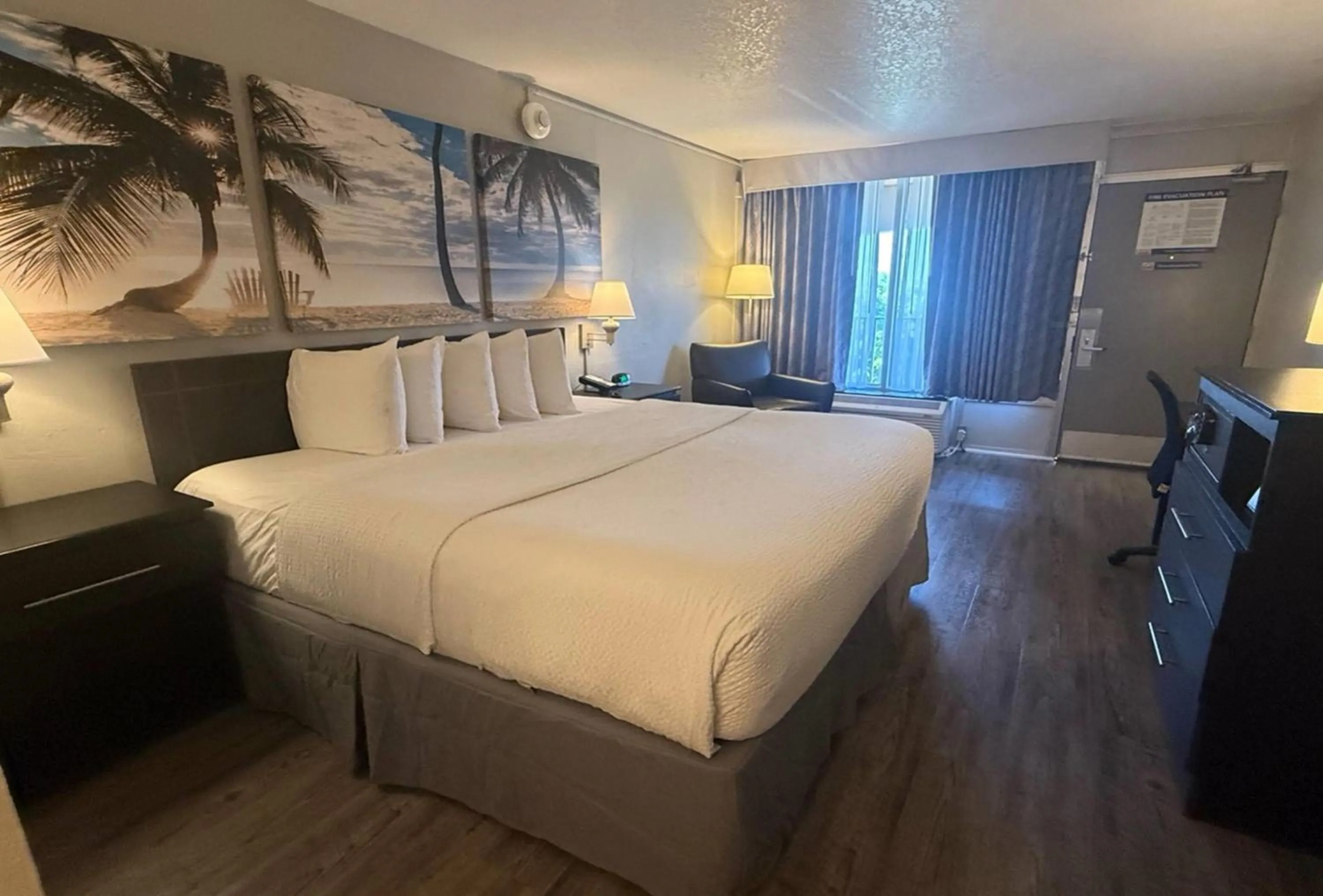 Photo of the whole room, Bed in Days Inn by Wyndham Fort Lauderdale-Oakland Park Airport N