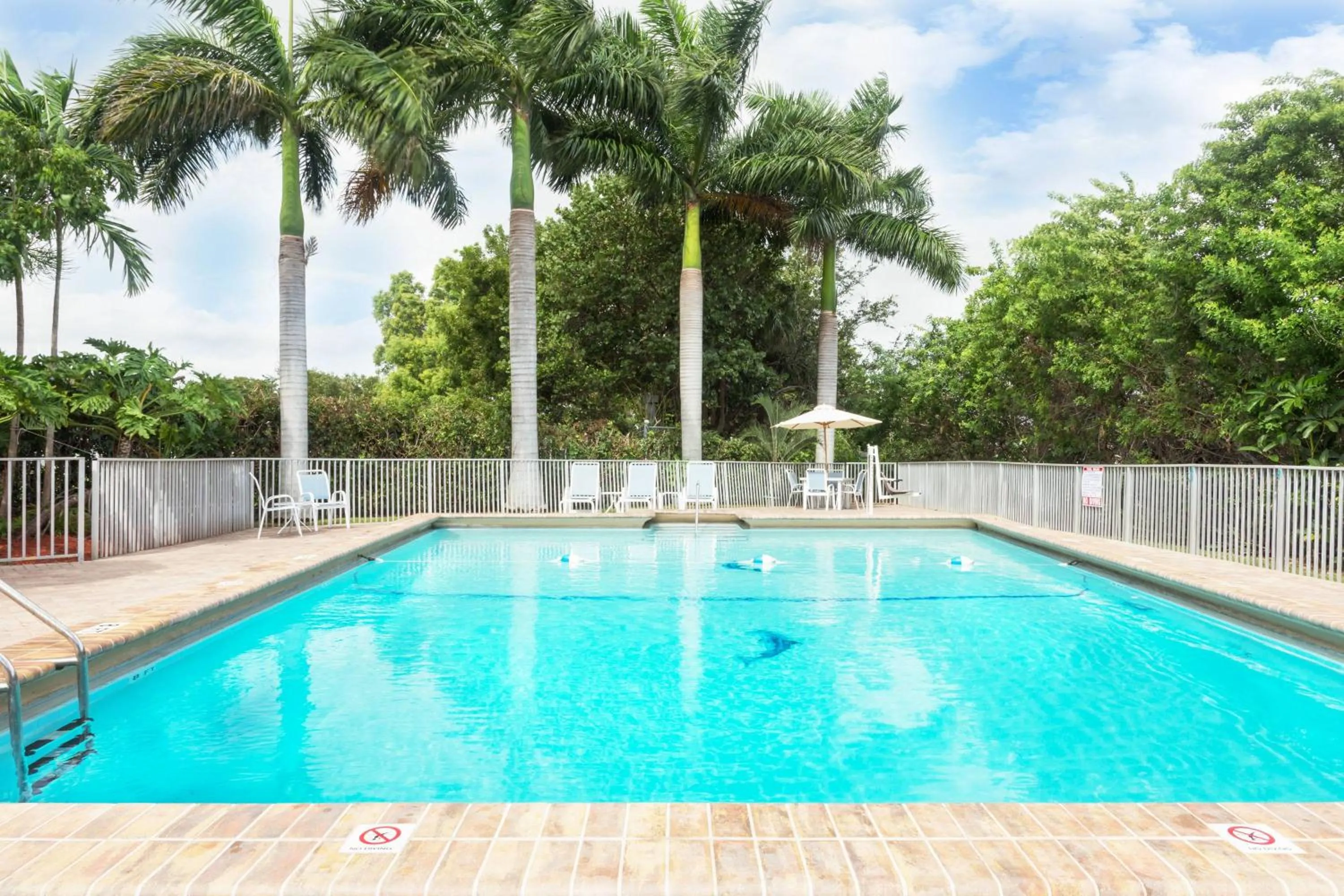 Swimming pool in Days Inn by Wyndham Fort Lauderdale-Oakland Park Airport N