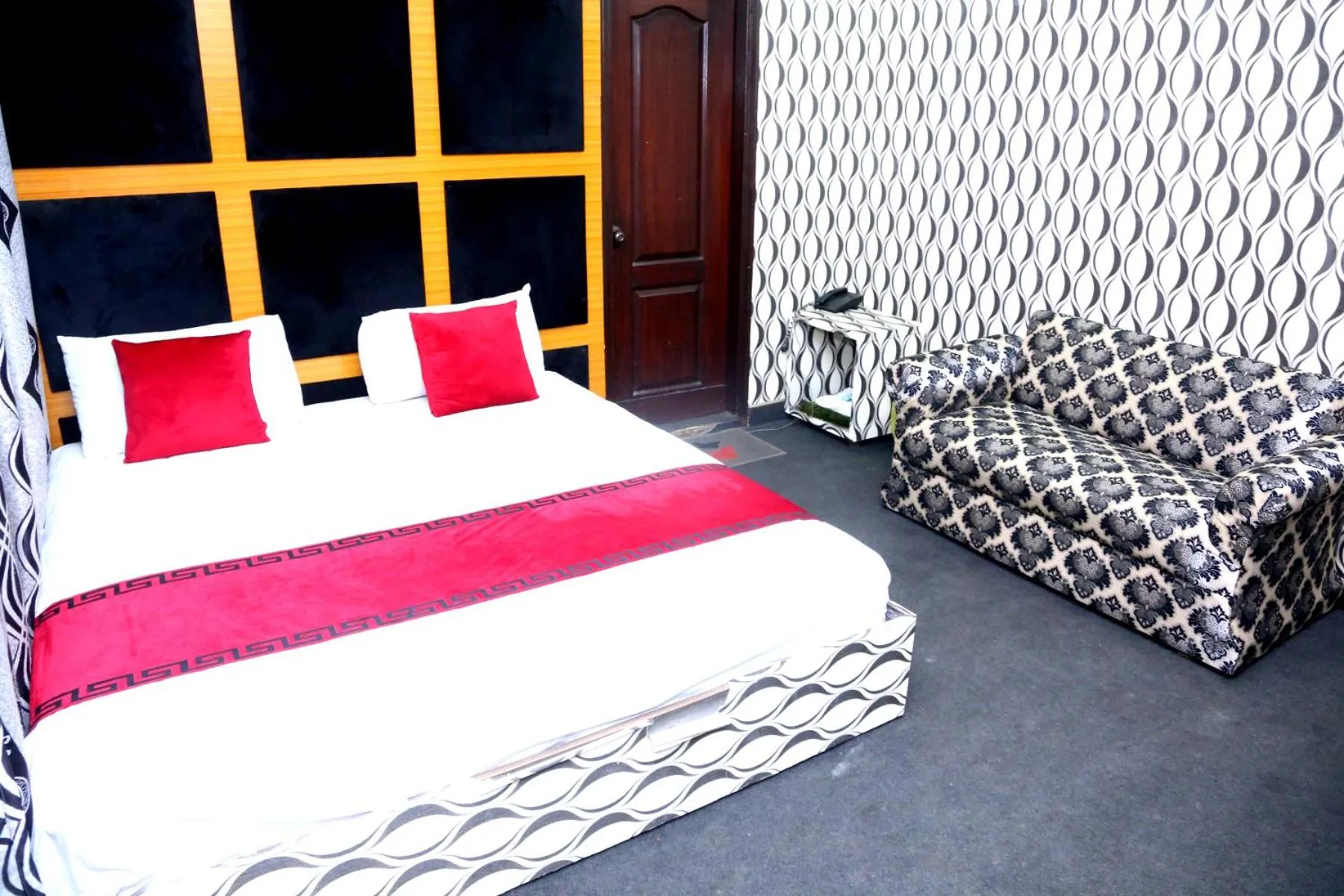 Bed in Sapphire Inn Motel Lahore