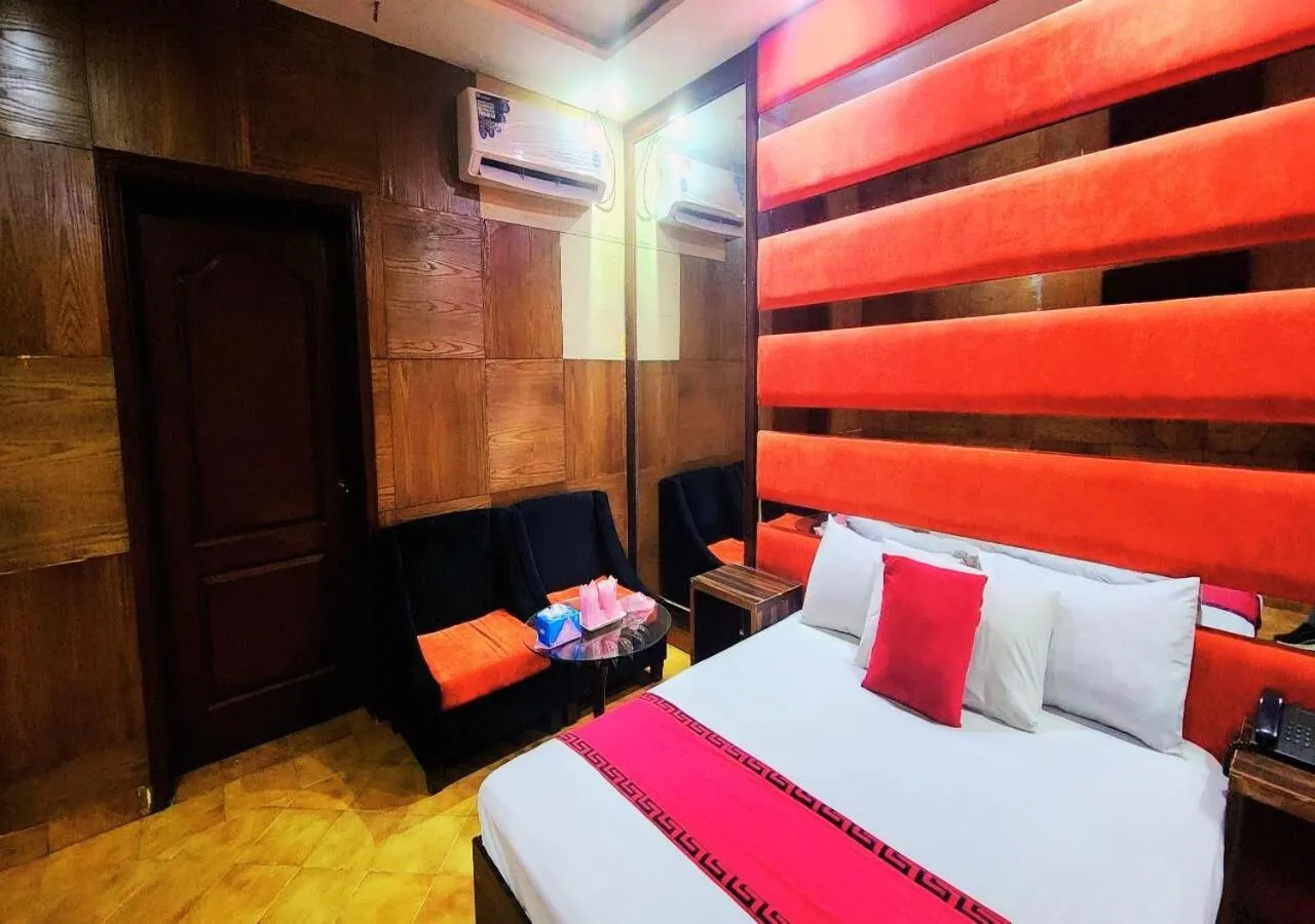 Bed in Sapphire Inn Motel Lahore