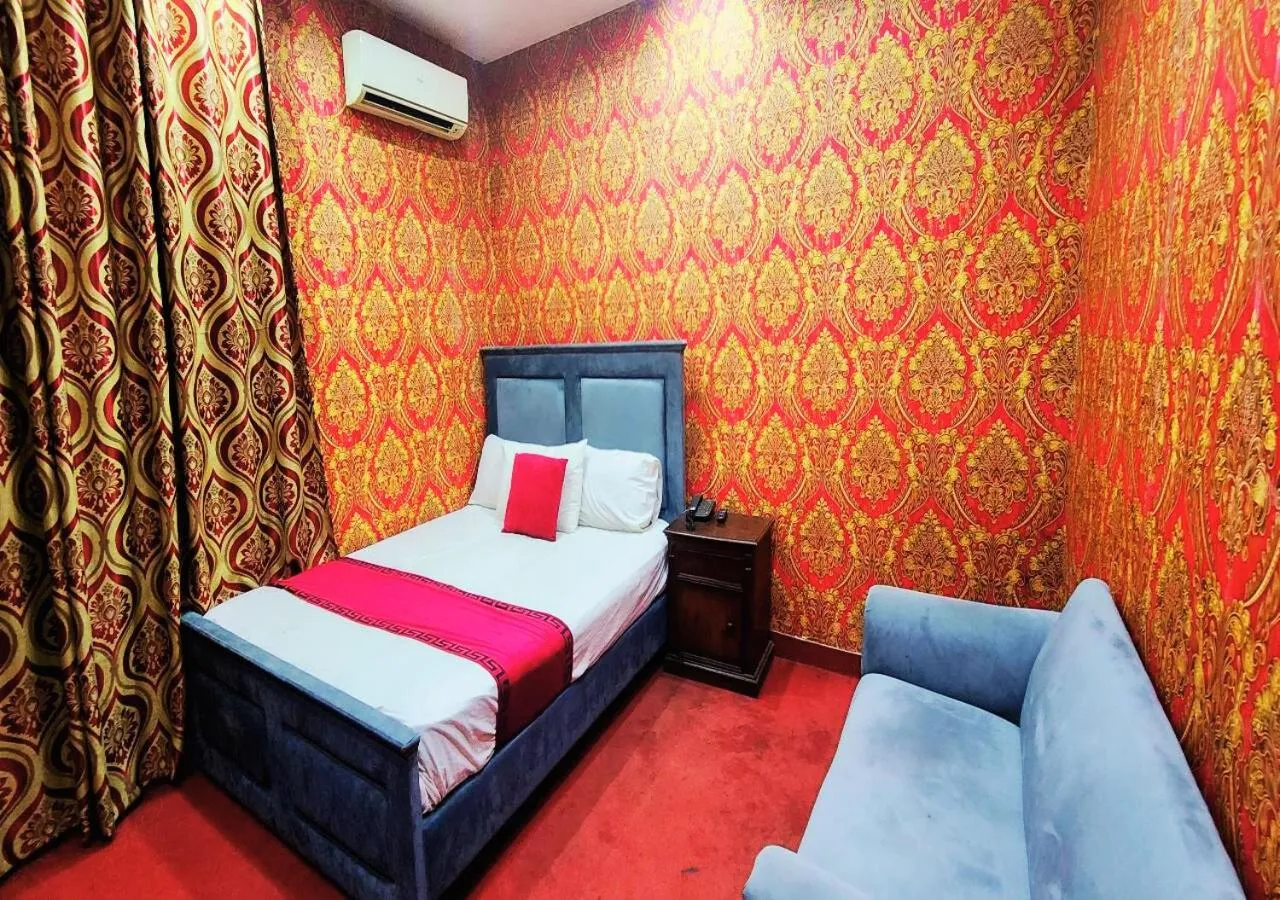 Bed in Sapphire Inn Motel Lahore