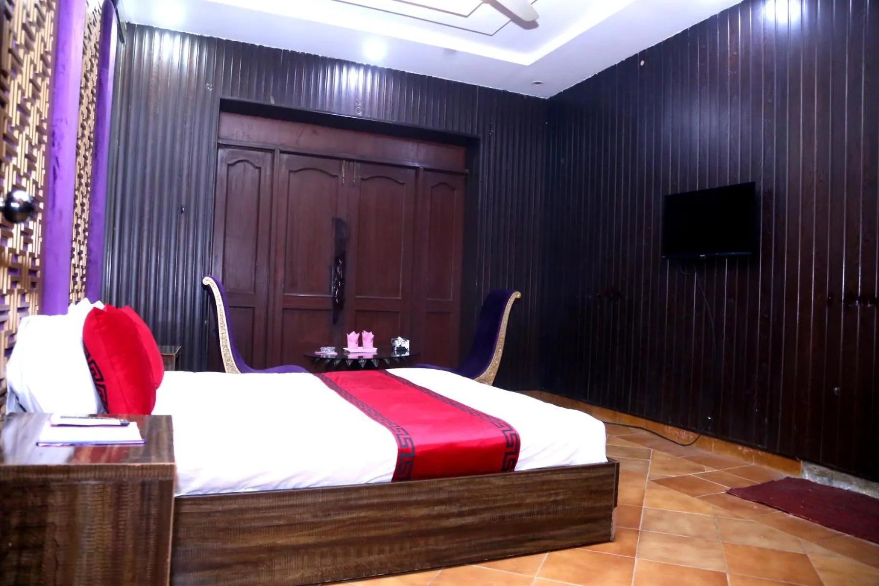 Bed in Sapphire Inn Motel Lahore