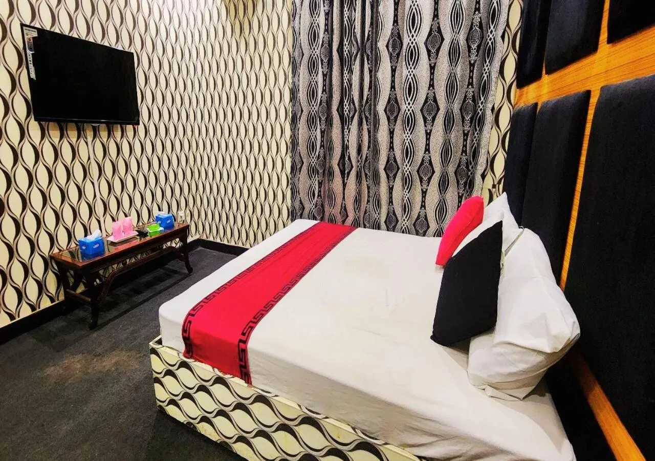 Bed in Sapphire Inn Motel Lahore