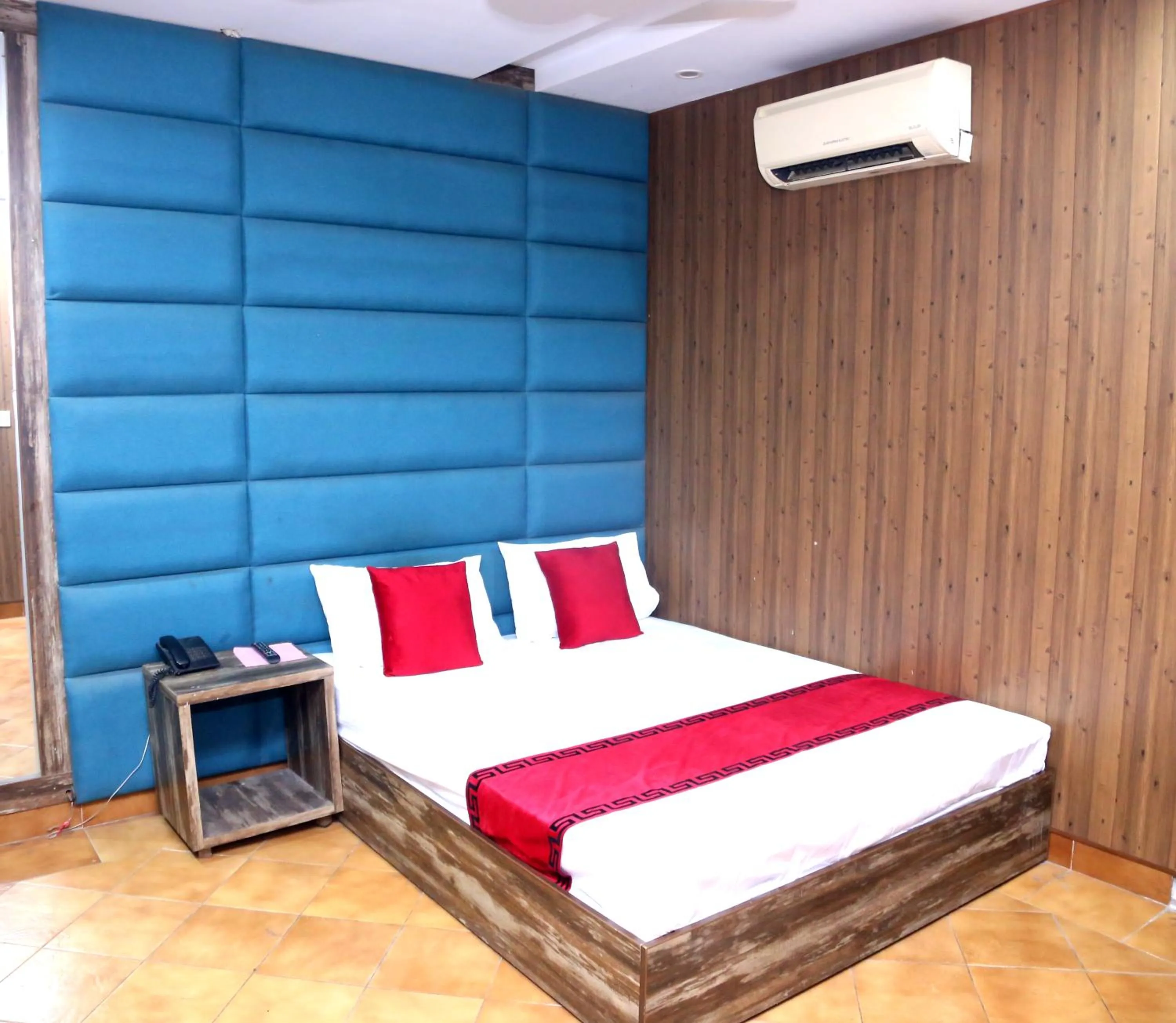 Bed in Sapphire Inn Motel Lahore