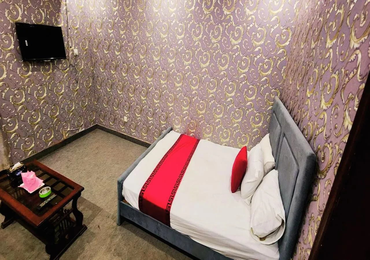 Bed in Sapphire Inn Motel Lahore