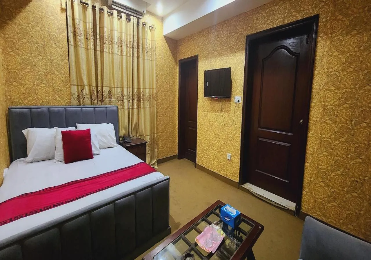 Bed in Sapphire Inn Motel Lahore
