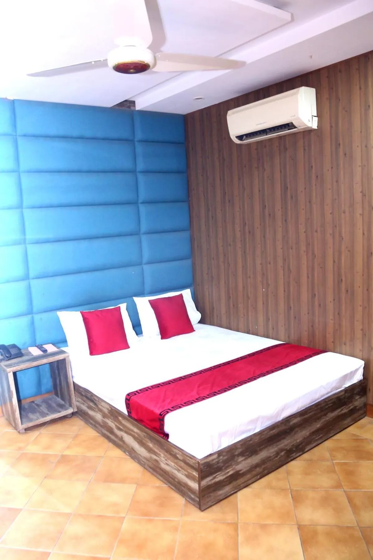 Bed in Sapphire Inn Motel Lahore