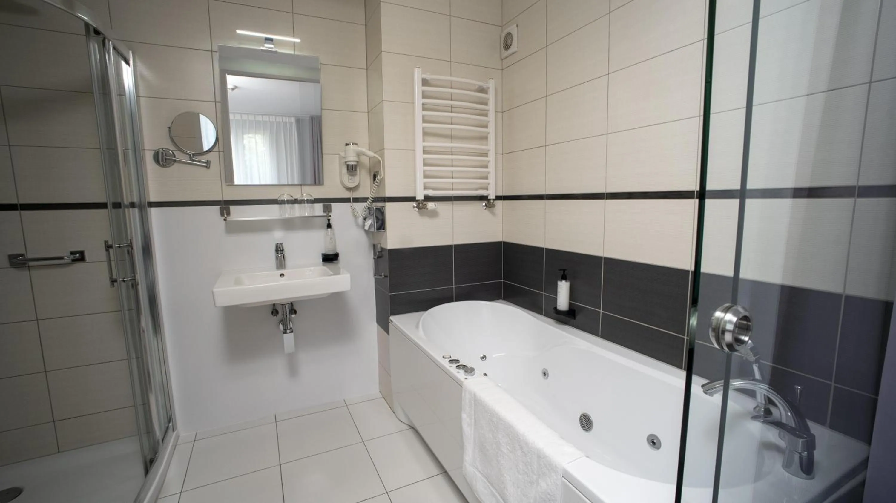 Bathroom in B&B HOTEL Piotrków Trybunalski