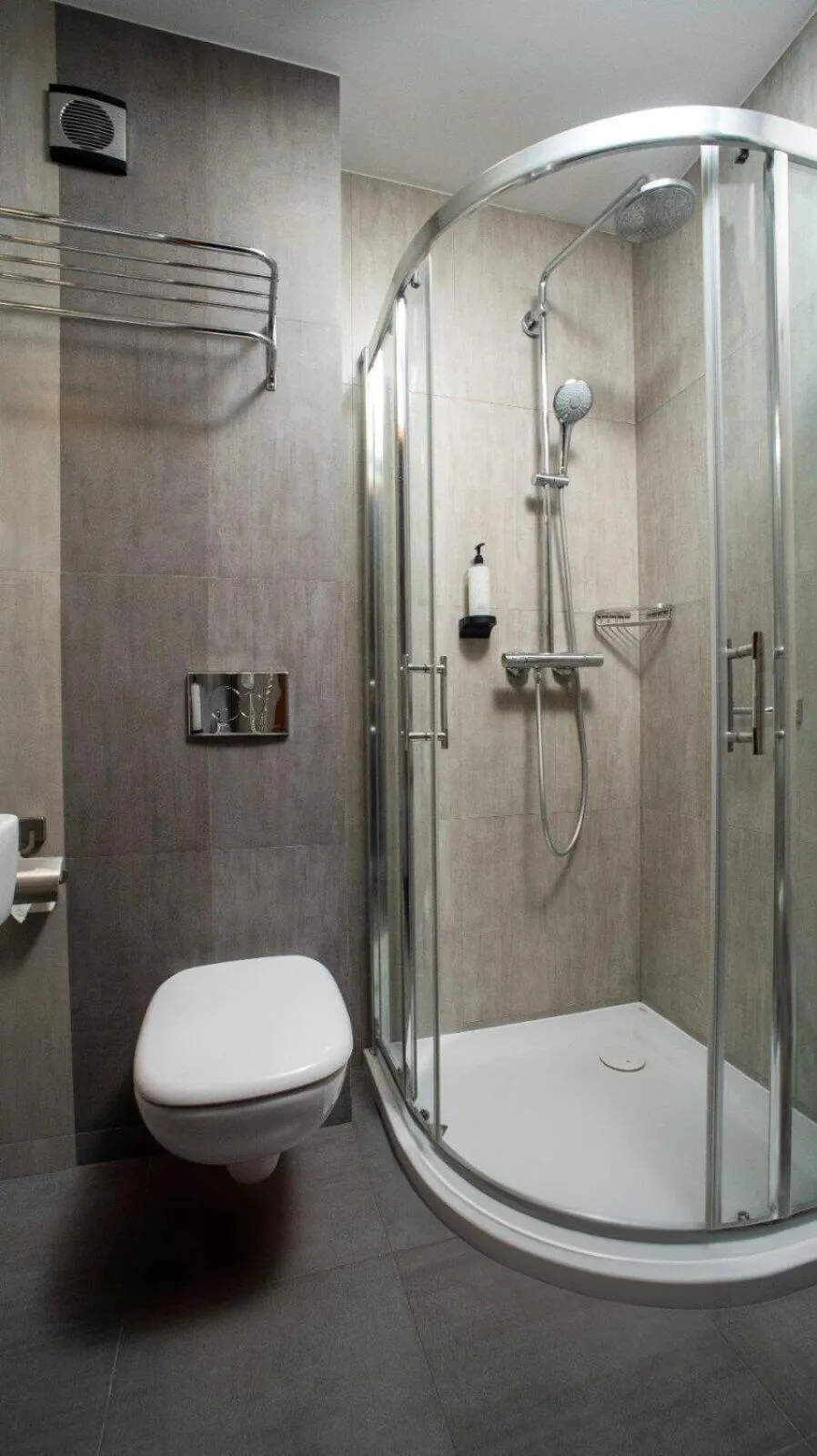 Bathroom in B&B HOTEL Piotrków Trybunalski