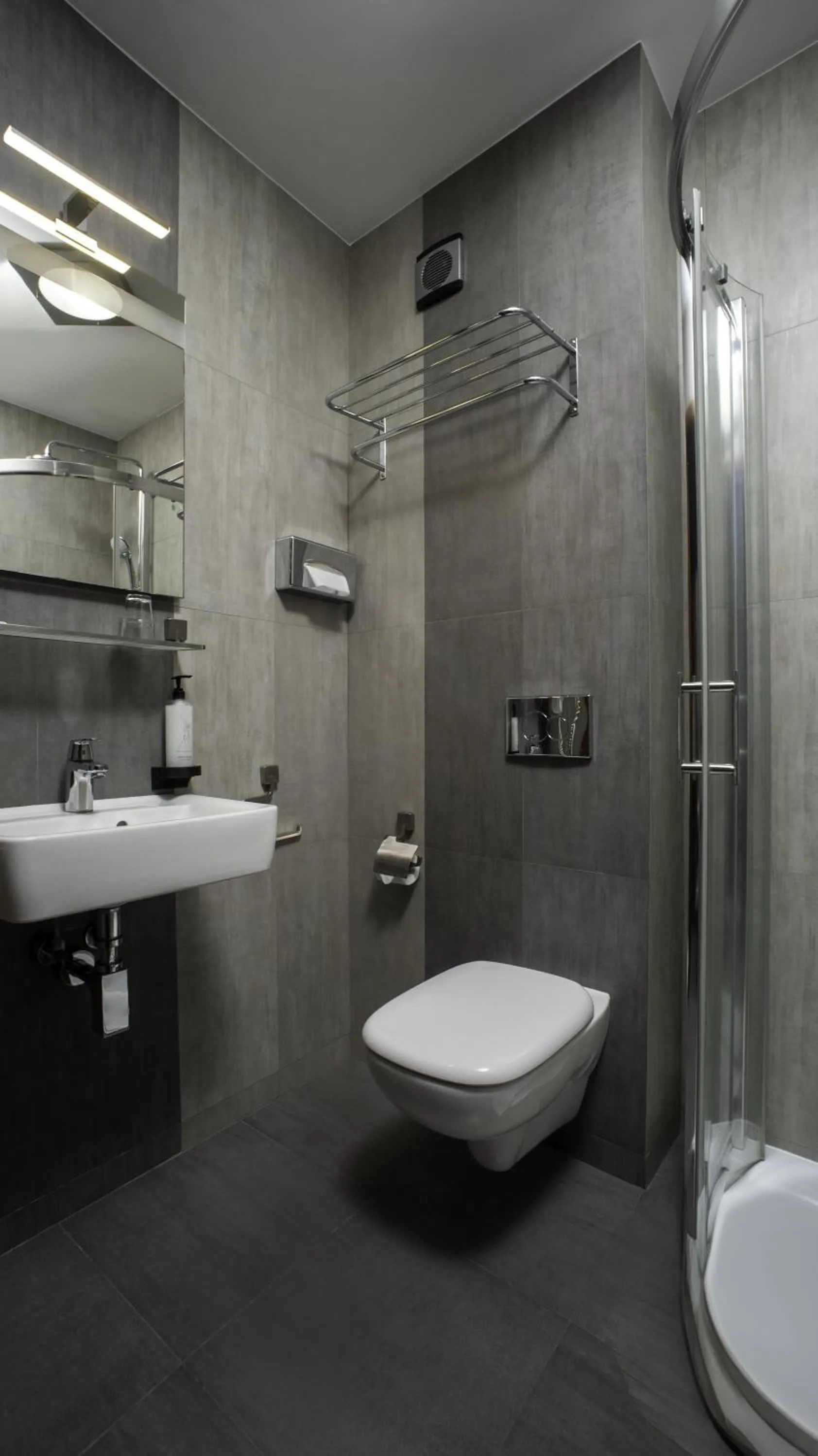 Bathroom in B&B HOTEL Piotrków Trybunalski