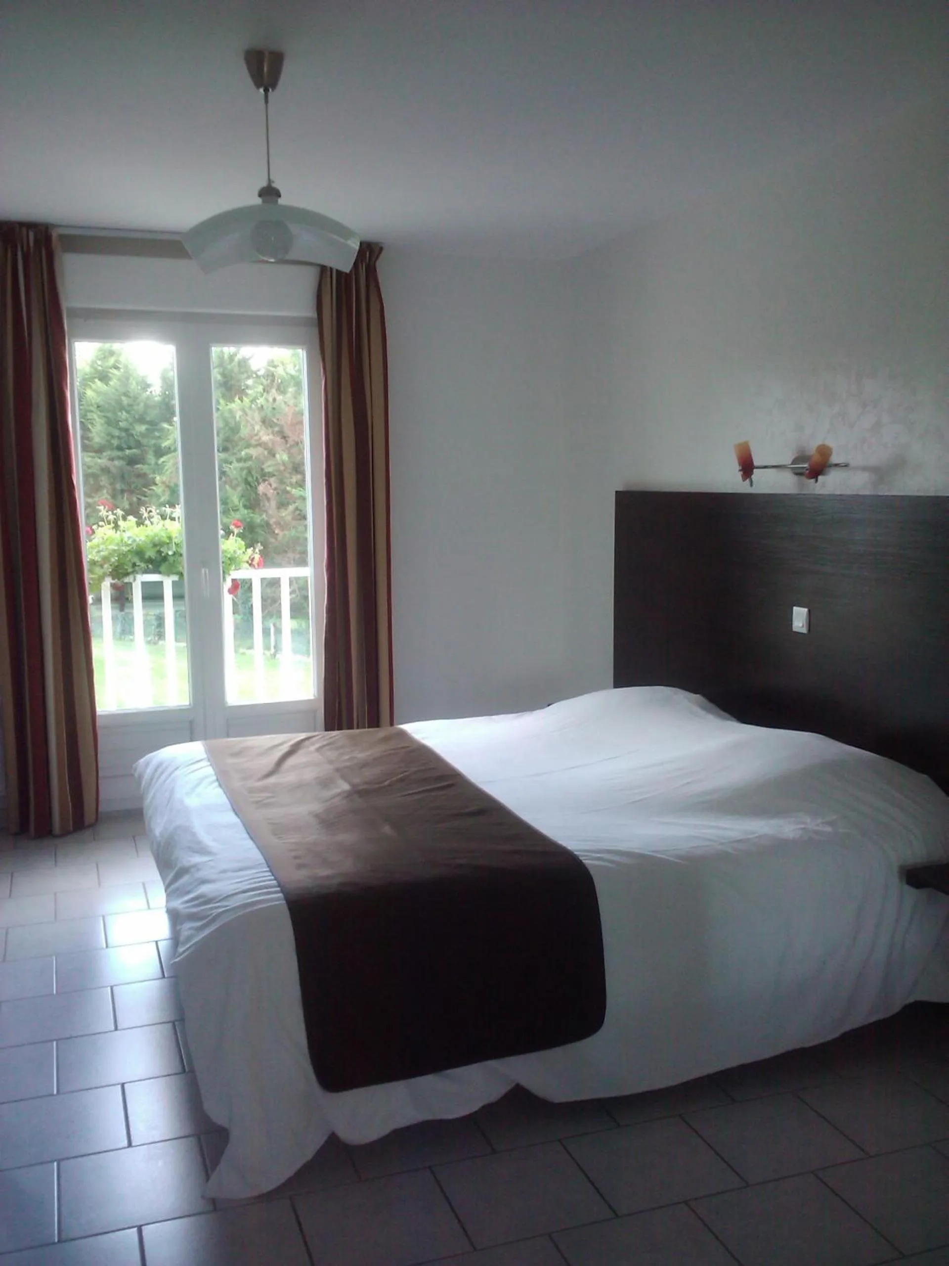 Photo of the whole room, Bed in L'Orée des Châteaux