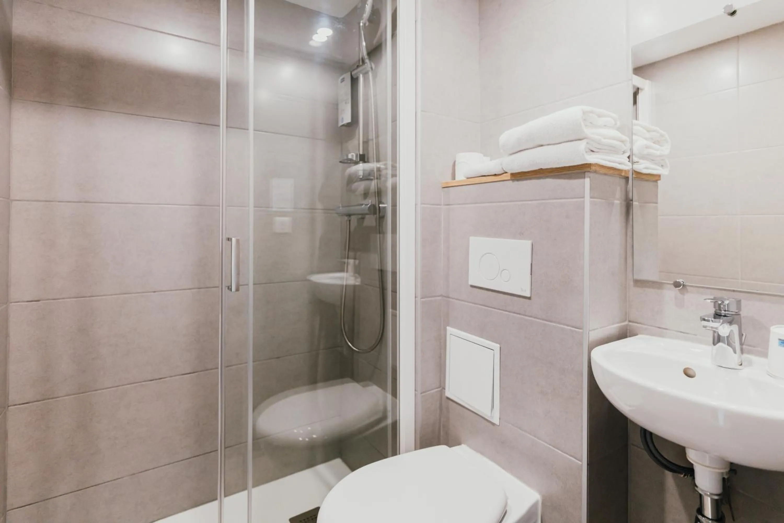 Bathroom in Kyriad Direct Bordeaux Est Lormont