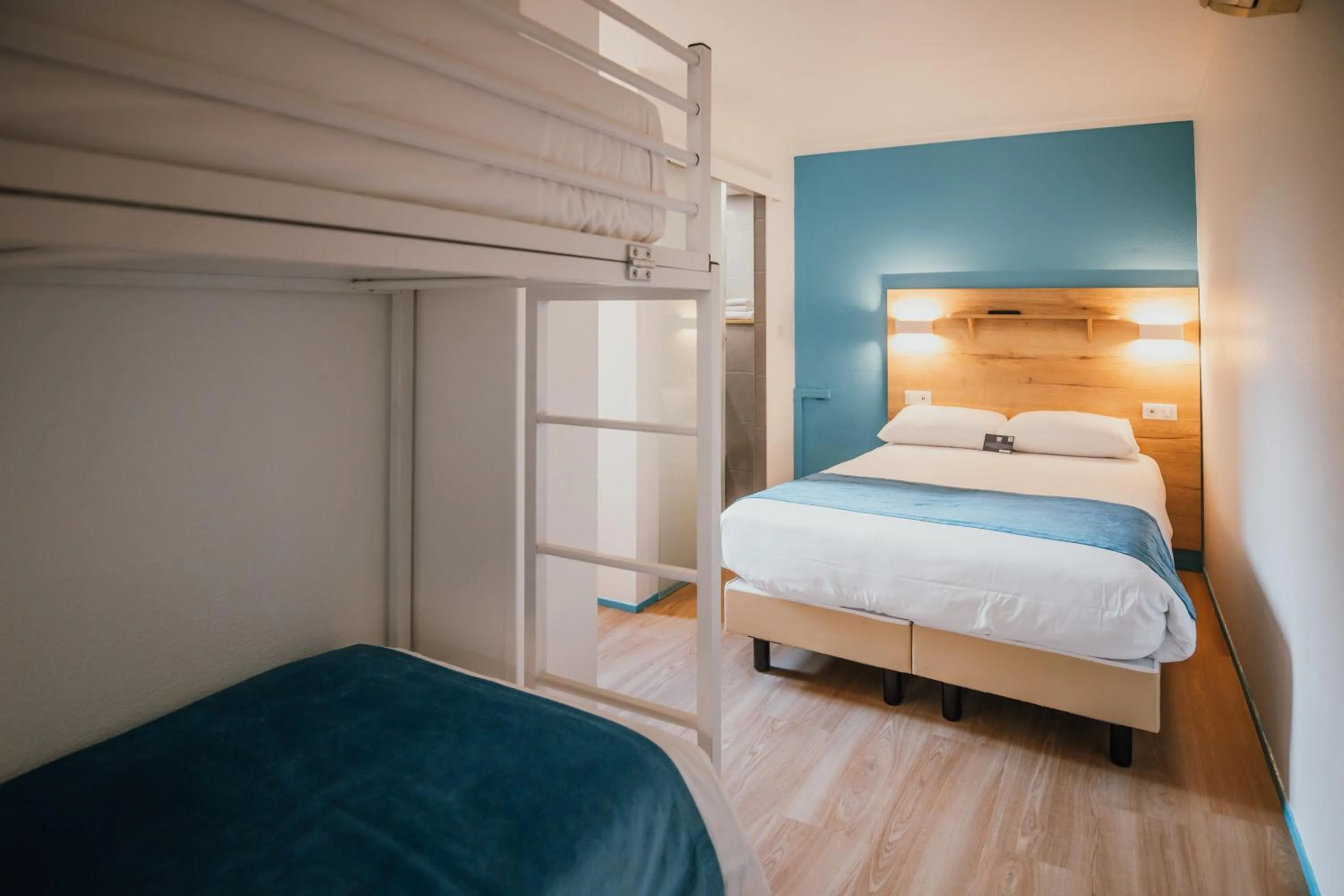 Photo of the whole room, Bed in Kyriad Direct Bordeaux Est Lormont