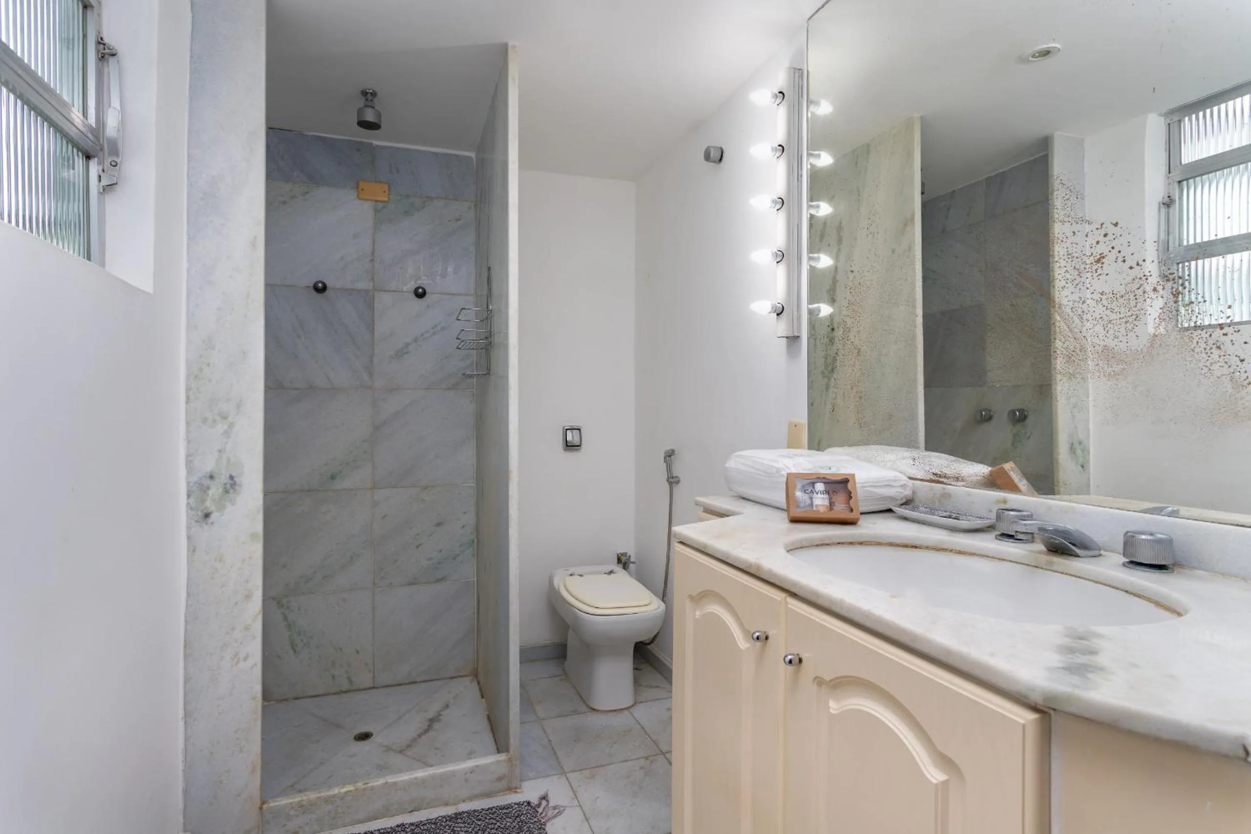Bathroom in Encantador em Copacabana - Vista Oceânica - BI701 Z3