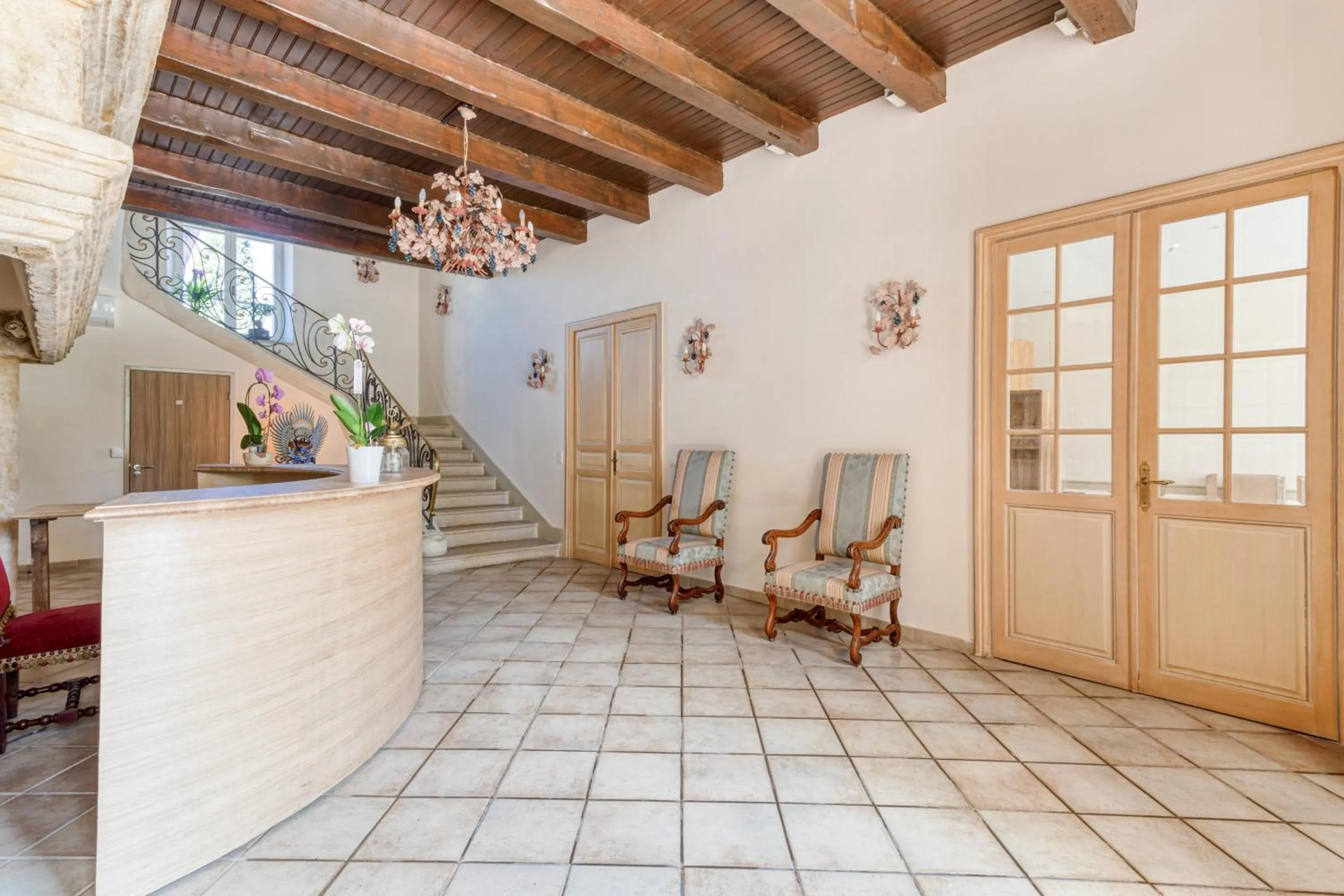 Lobby or reception in DOMAINE DE LA NERTHE- HOTEL PROVENCE MEDITERRANEE
