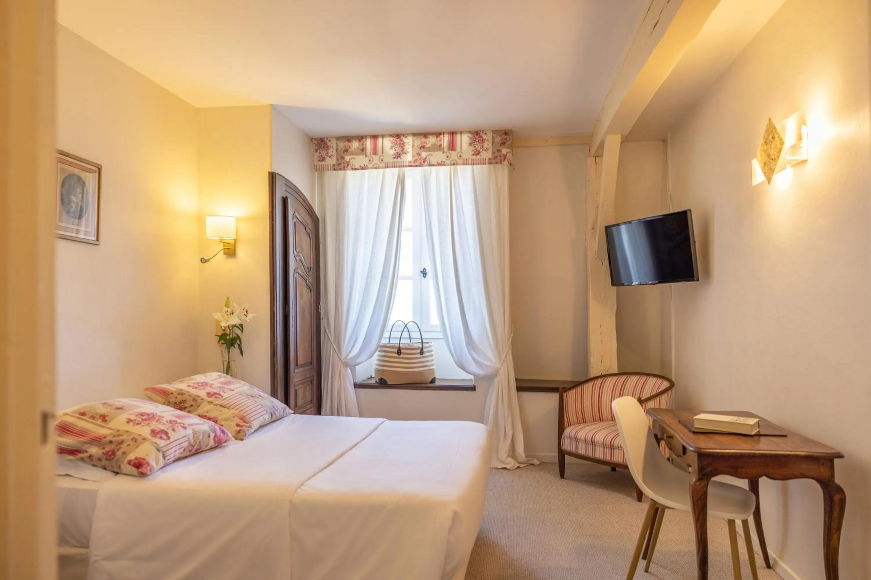 Photo of the whole room, Bed in Logis Hôtel Restaurant Château Bellevue