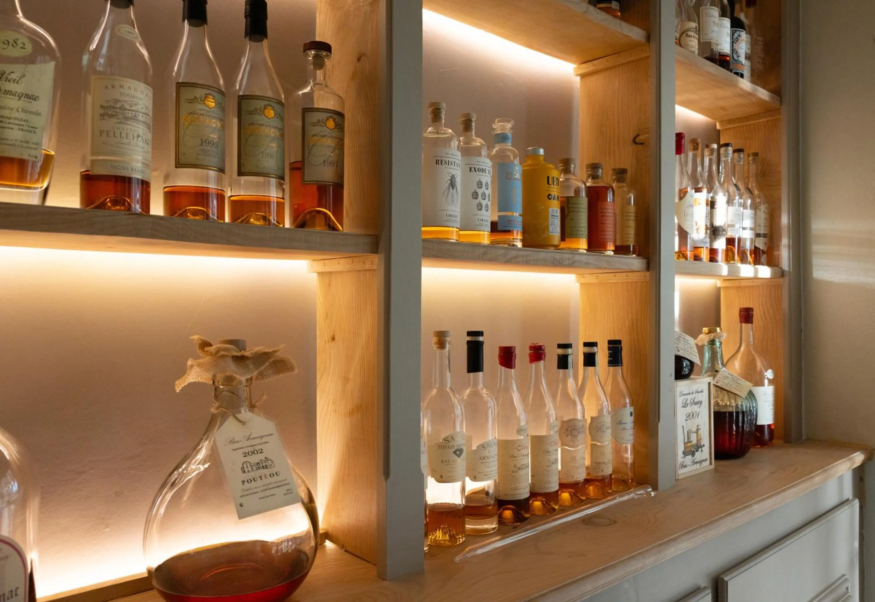 Lounge or bar in Logis Hôtel Restaurant Château Bellevue