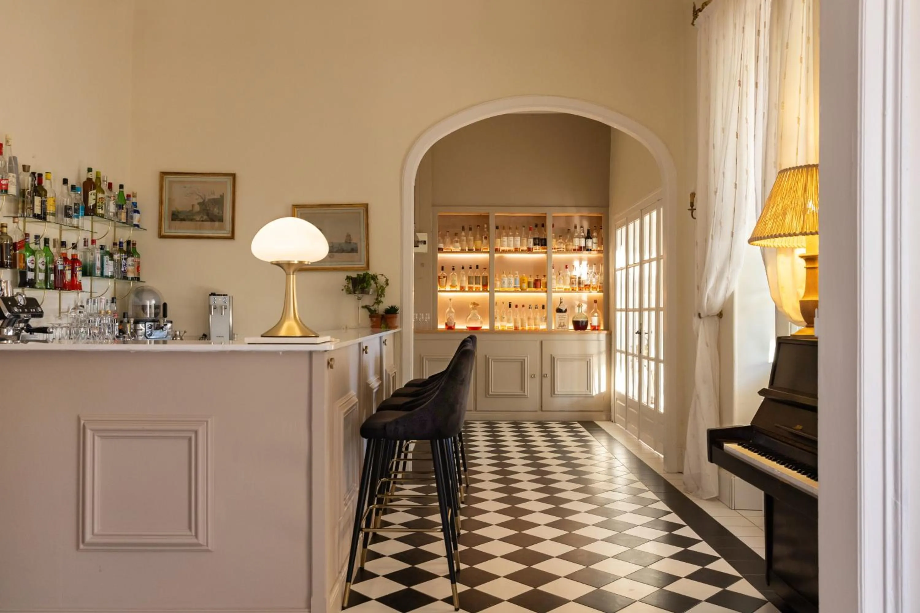 Lounge or bar in Logis Hôtel Restaurant Château Bellevue